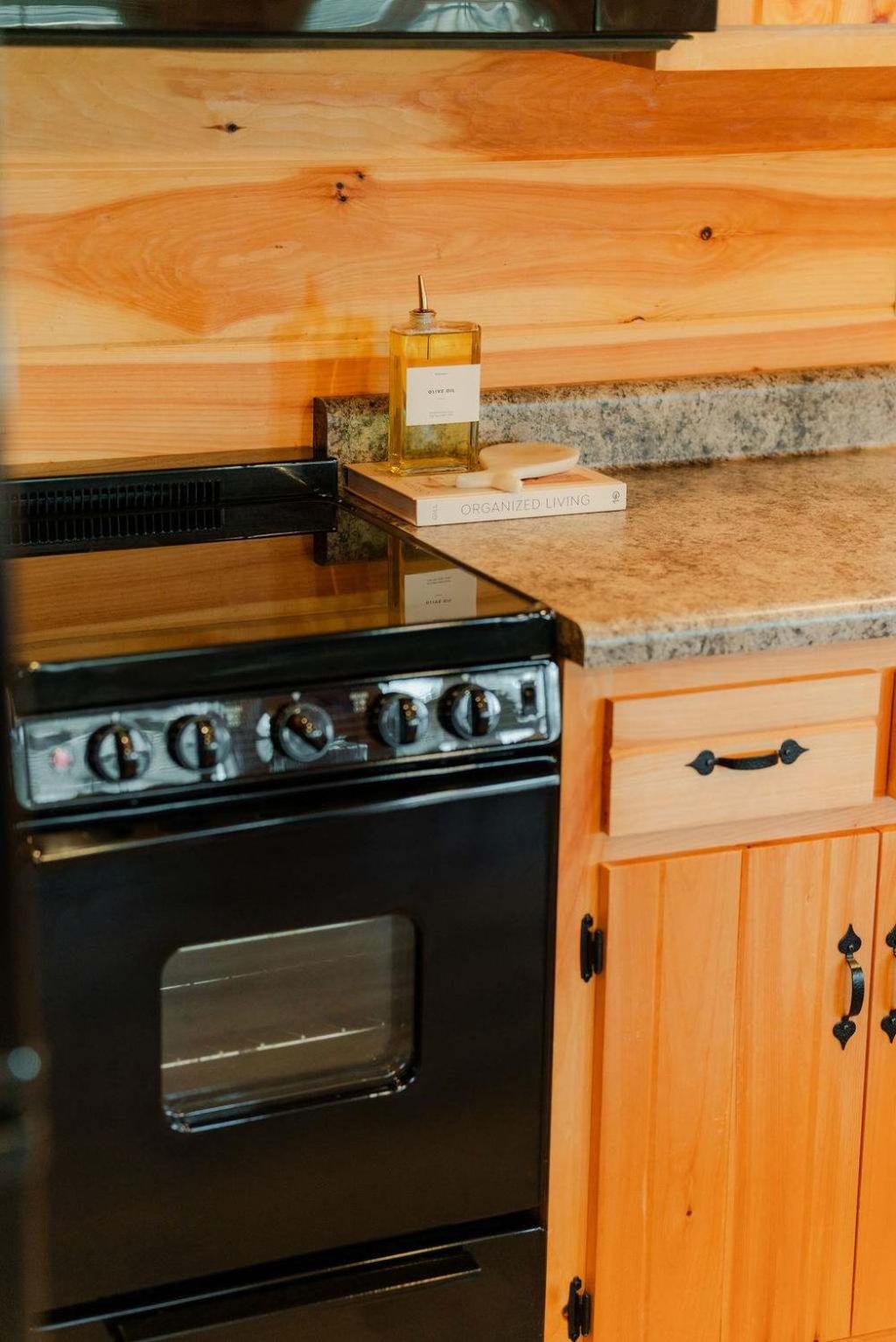 Cedar Wrapped Cozy Villa Cabin - 4 miles from Trails