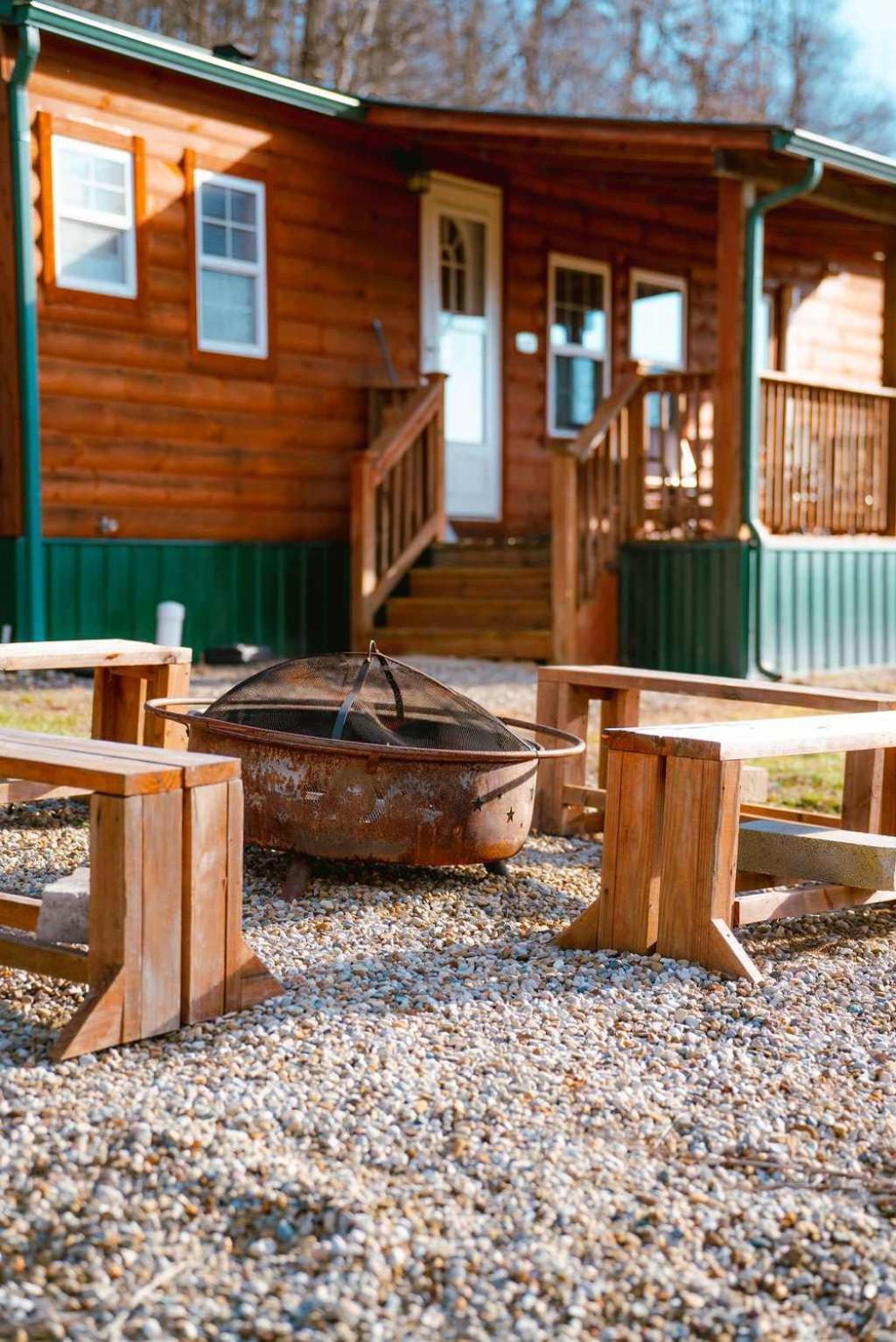 Cedar Wrapped Cozy Villa Cabin - 4 miles from Trails
