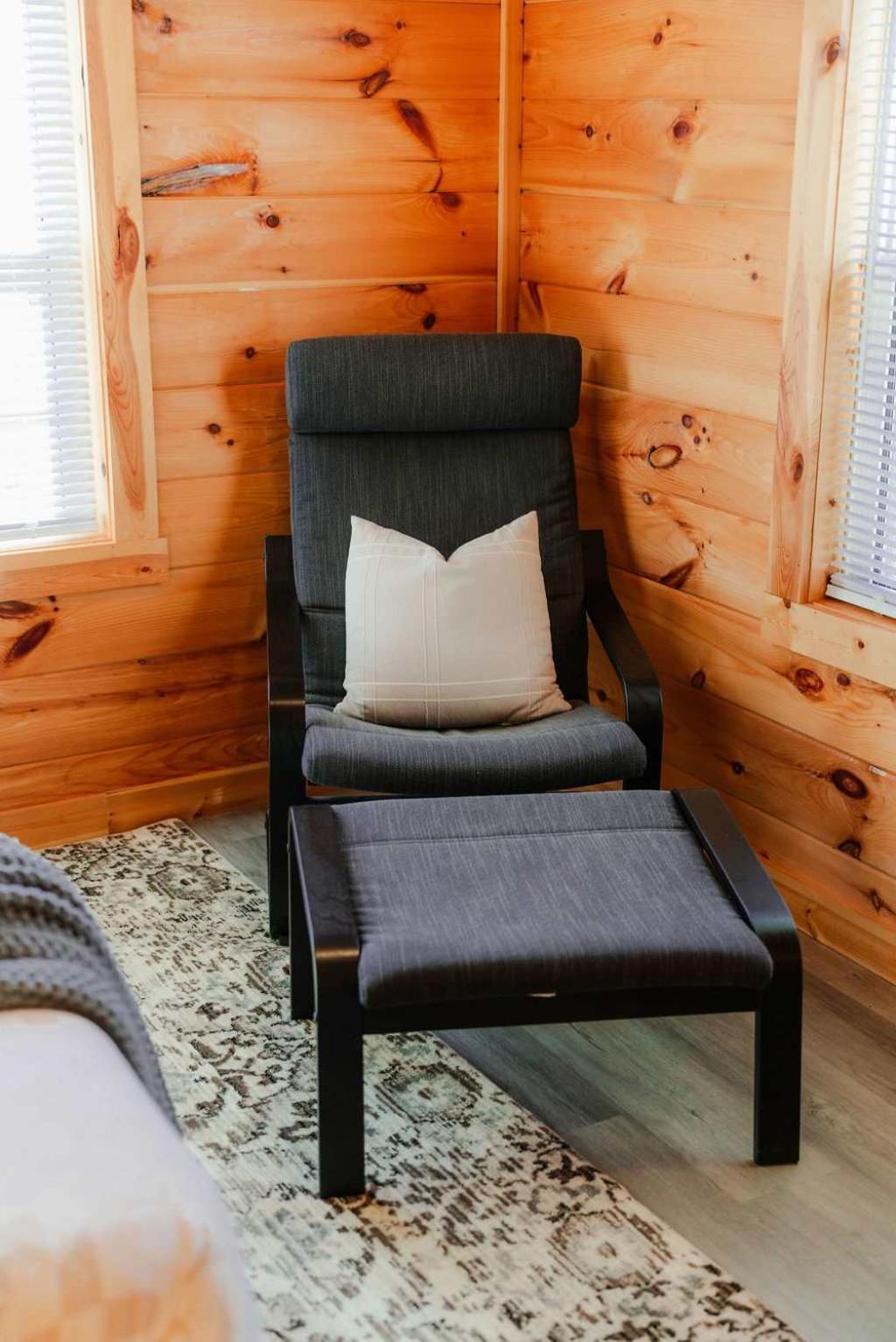 Cedar Wrapped Cozy Villa Cabin - 4 miles from Trails