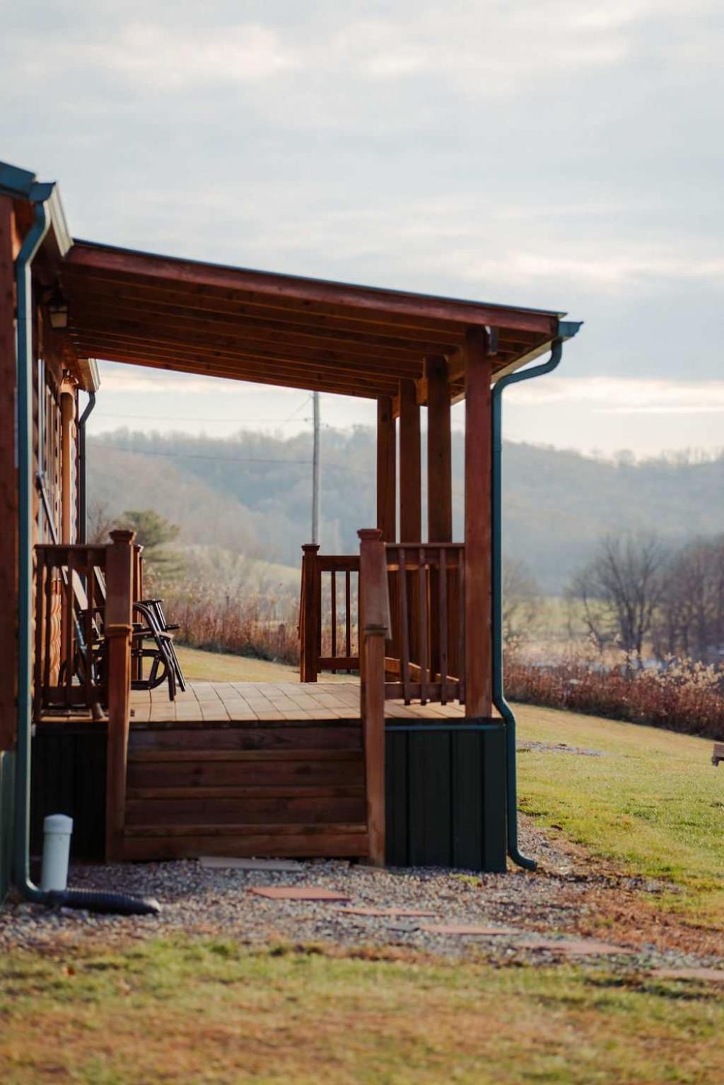 Cedar Wrapped Cozy Villa Cabin - 4 miles from Trails