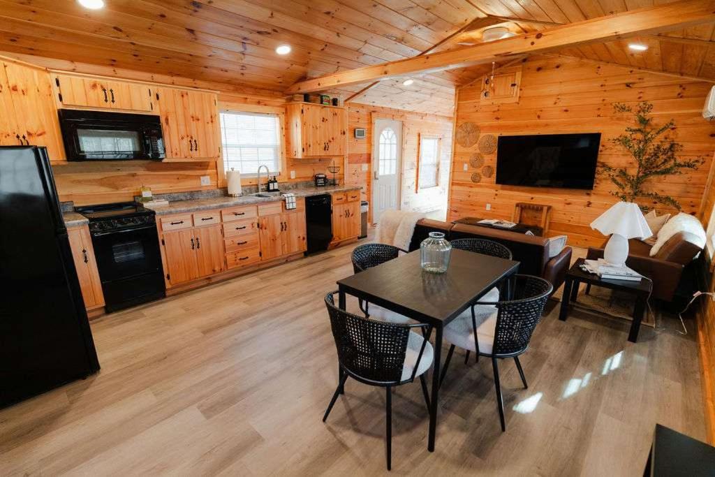 Cedar Wrapped Cozy Villa Cabin - 4 miles from Trails