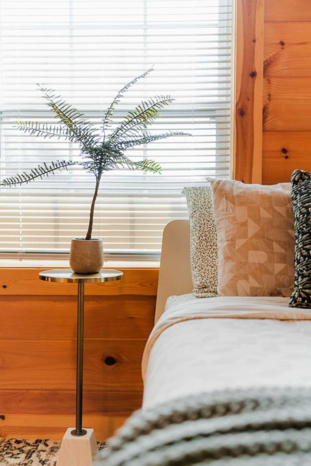 Cedar Wrapped Cozy Villa Cabin - 4 miles from Trails