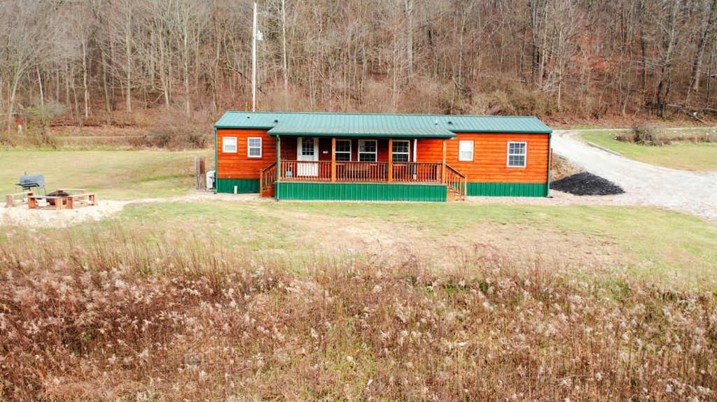 Cedar Wrapped Cozy Villa Cabin - 4 miles from Trails