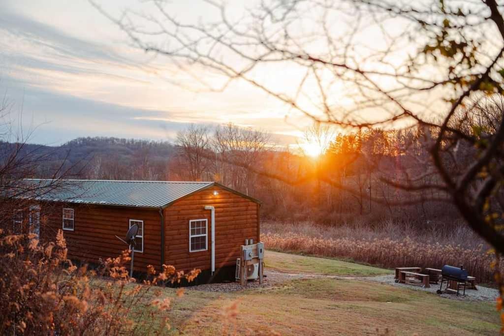Cedar Wrapped Cozy Villa Cabin - 4 miles from Trails