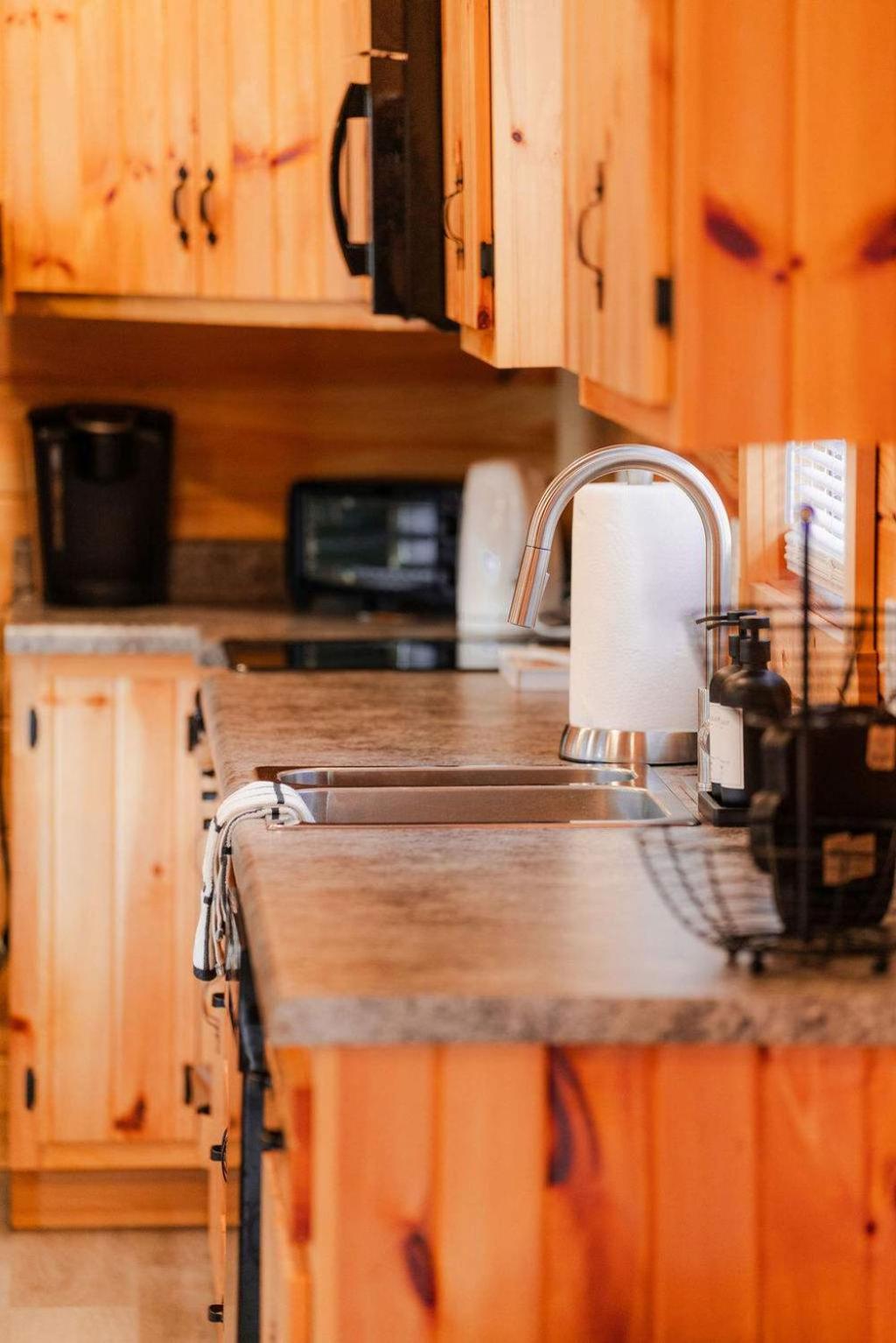 Cedar Wrapped Cozy Villa Cabin - 4 miles from Trails