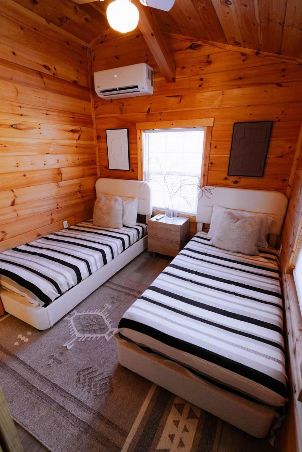 Cedar Wrapped Cozy Villa Cabin - 4 miles from Trails