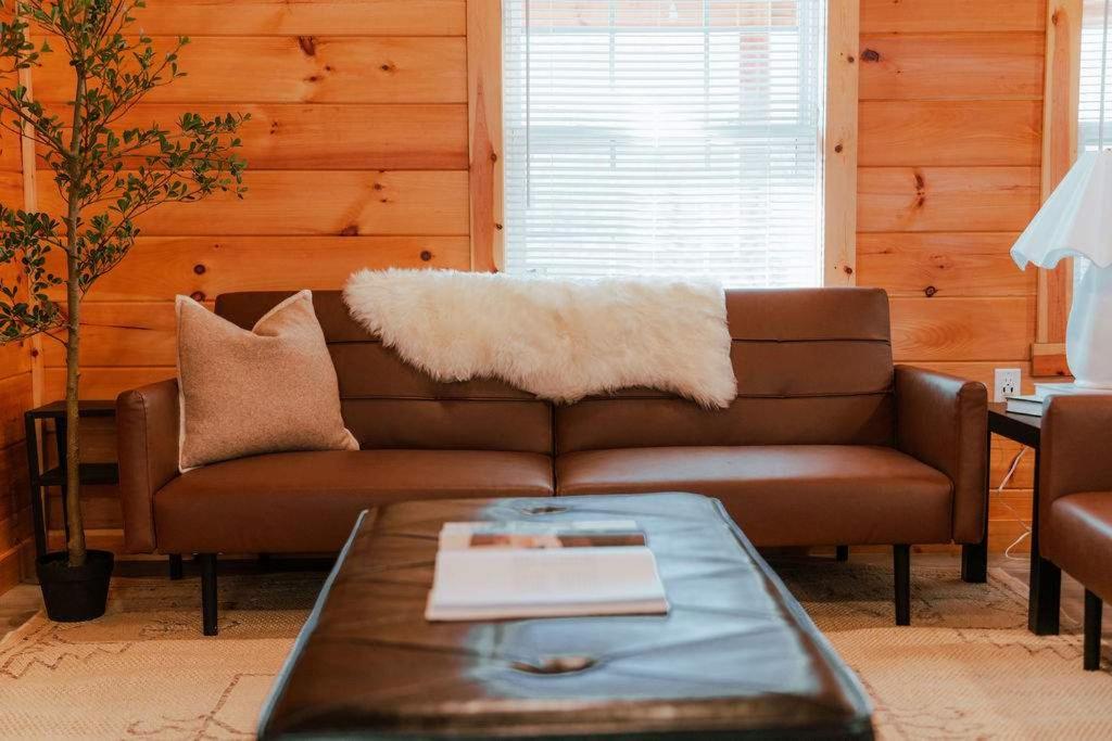 Cedar Wrapped Cozy Villa Cabin - 4 miles from Trails