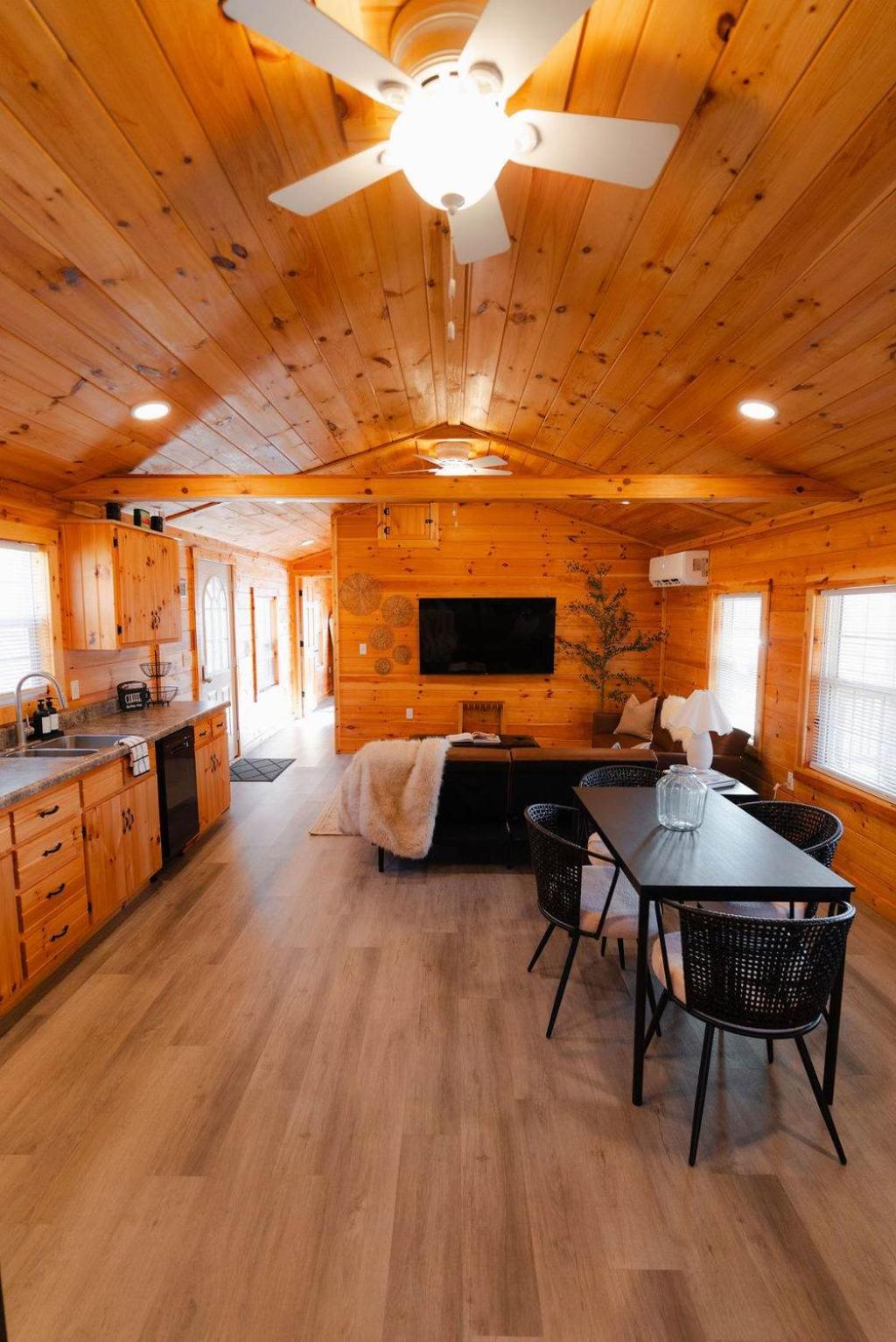 Cedar Wrapped Cozy Villa Cabin - 4 miles from Trails
