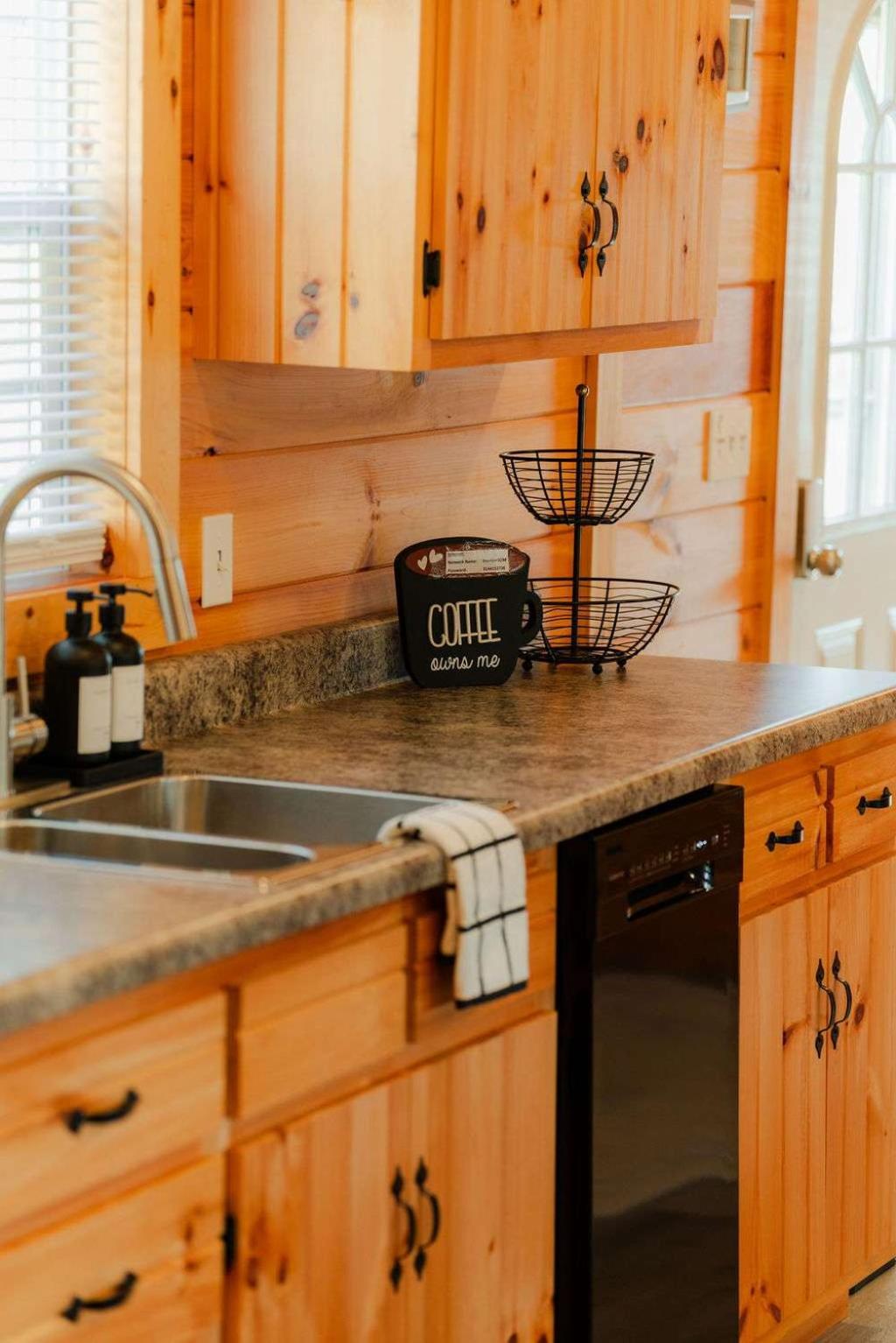 Cedar Wrapped Cozy Villa Cabin - 4 miles from Trails