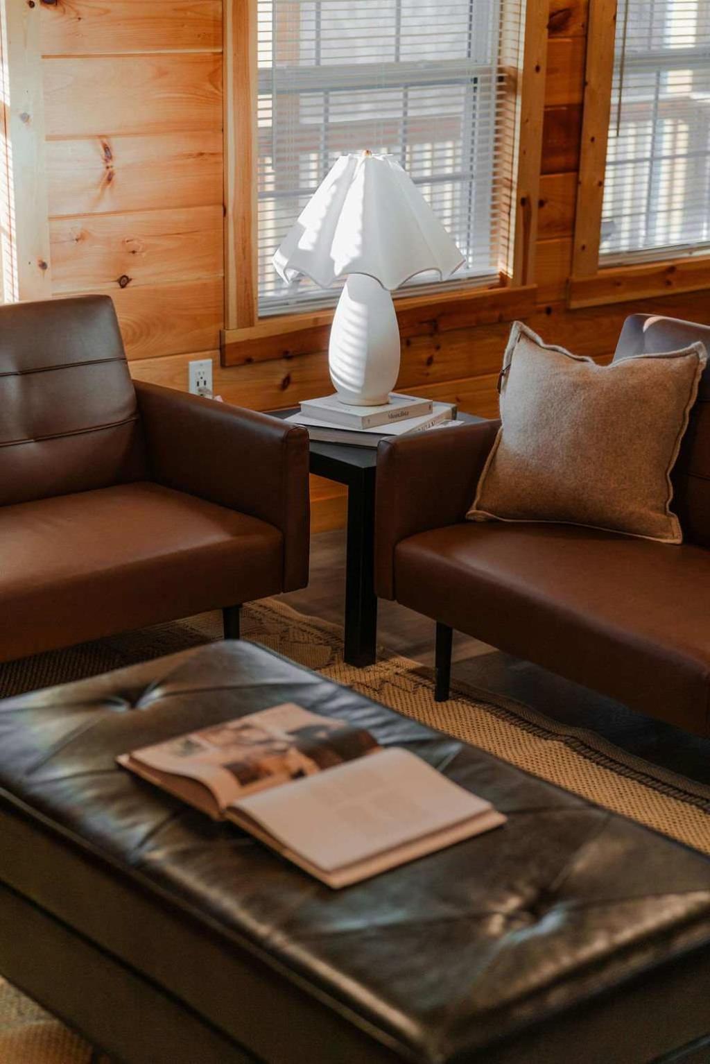 Cedar Wrapped Cozy Villa Cabin - 4 miles from Trails