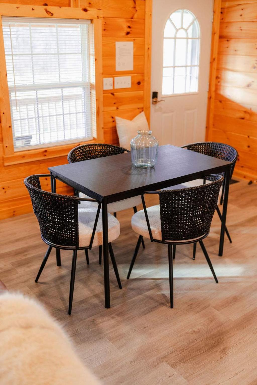 Cedar Wrapped Cozy Villa Cabin - 4 miles from Trails