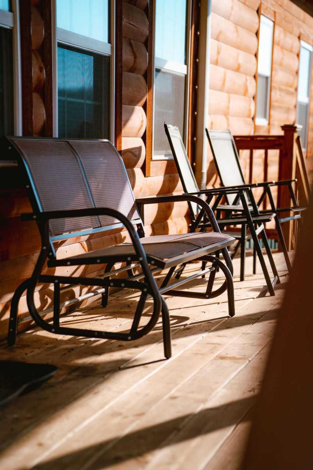 Cedar Wrapped Cozy Villa Cabin - 4 miles from Trails