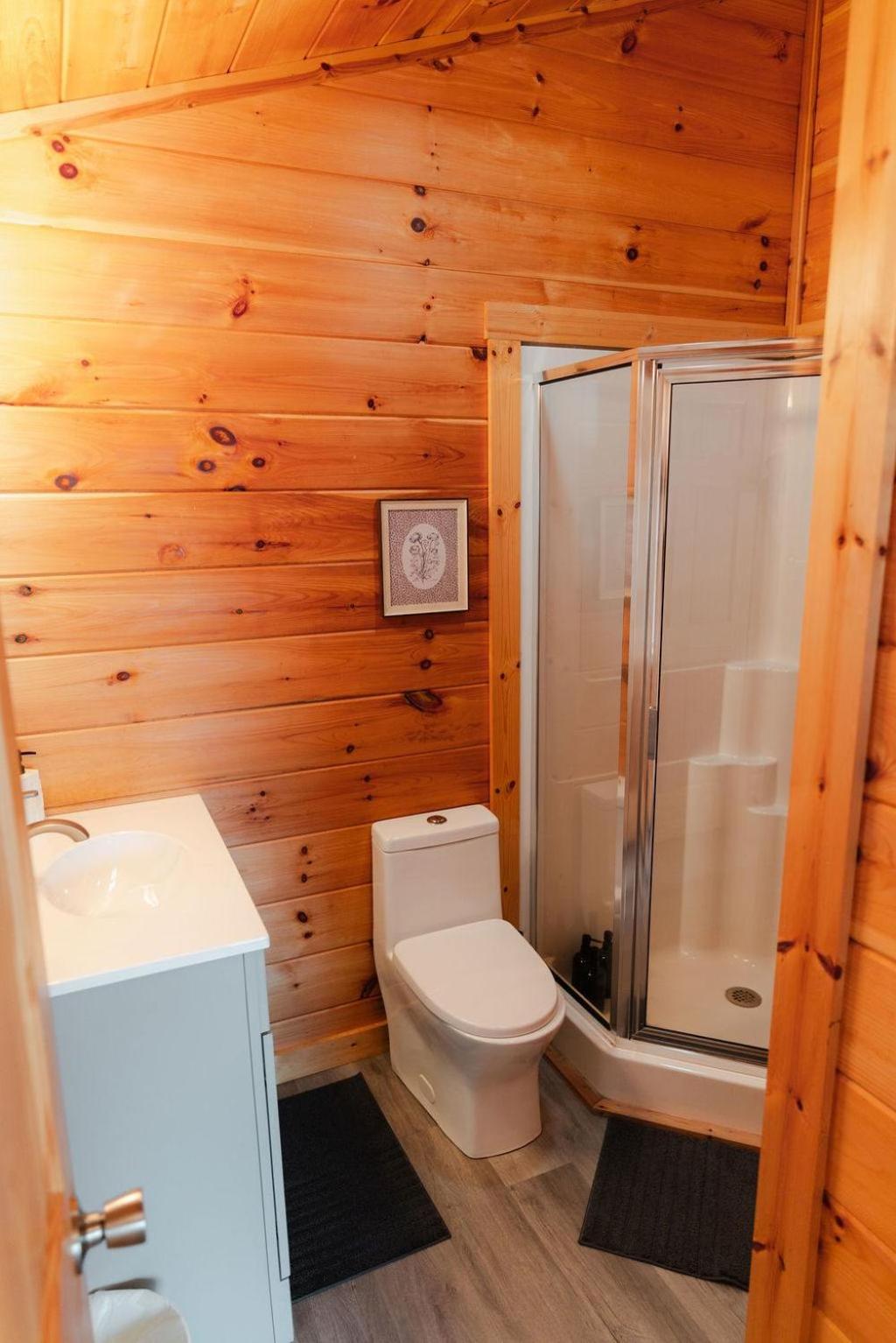 Cedar Wrapped Cozy Villa Cabin - 4 miles from Trails