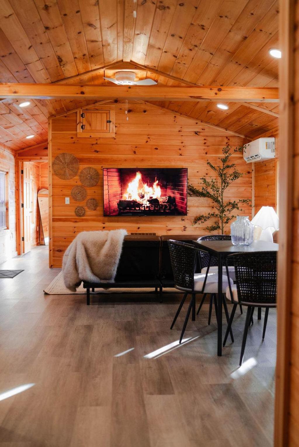 Cedar Wrapped Cozy Villa Cabin - 4 miles from Trails