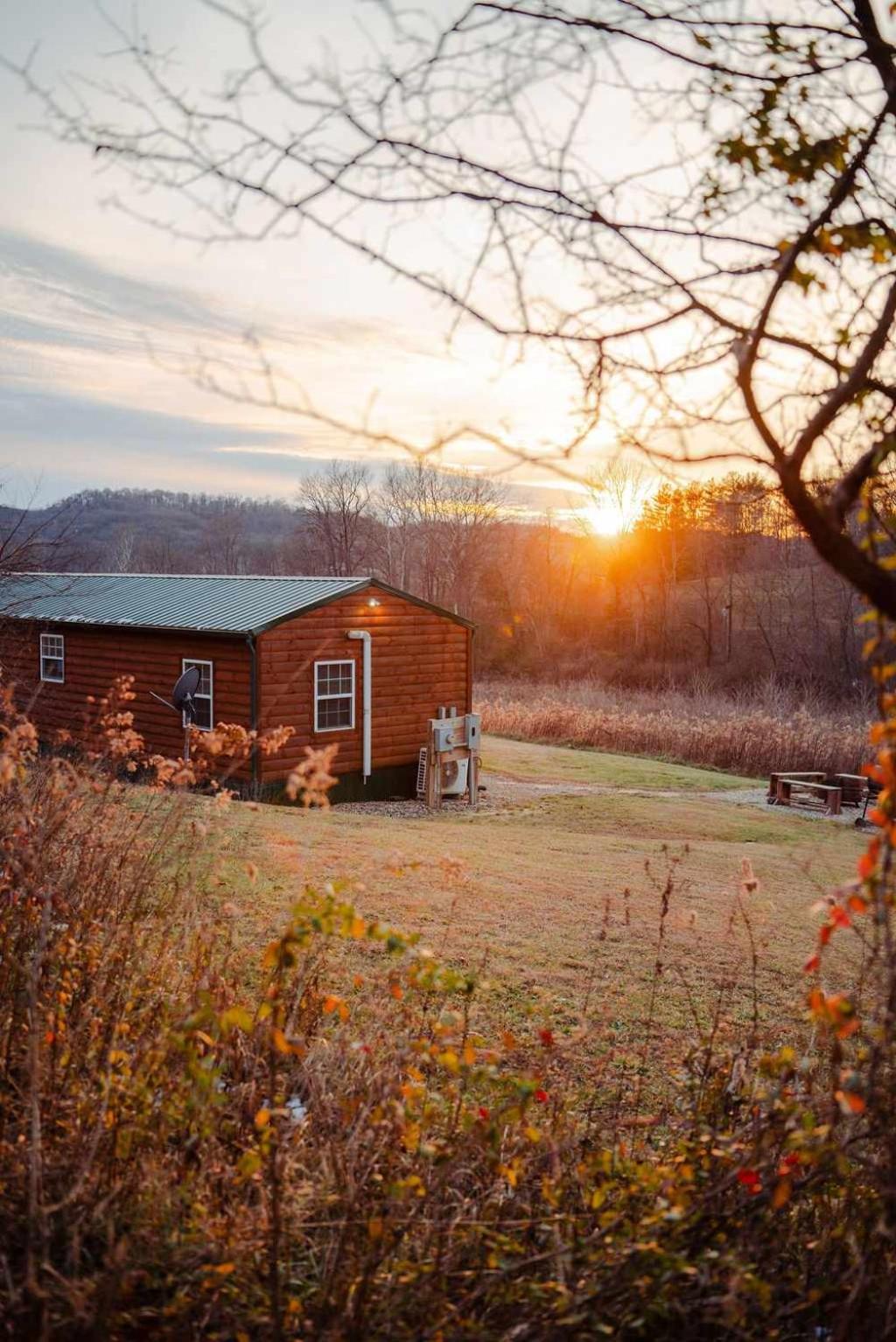 Cedar Wrapped Cozy Villa Cabin - 4 miles from Trails
