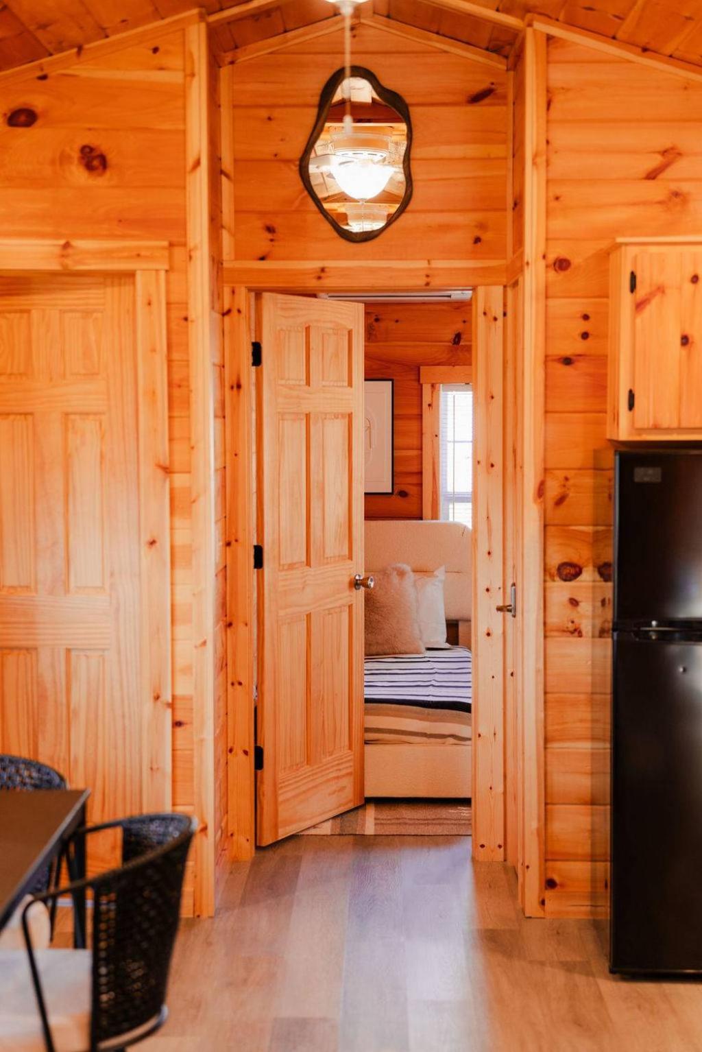 Cedar Wrapped Cozy Villa Cabin - 4 miles from Trails