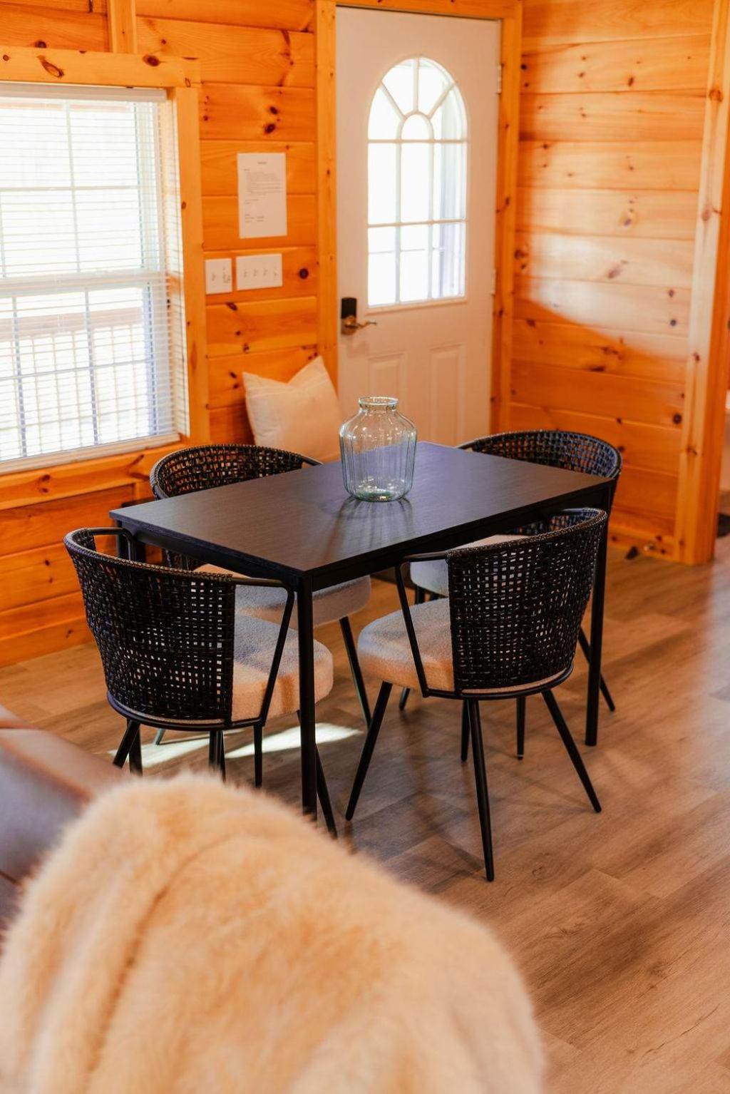 Cedar Wrapped Cozy Villa Cabin - 4 miles from Trails