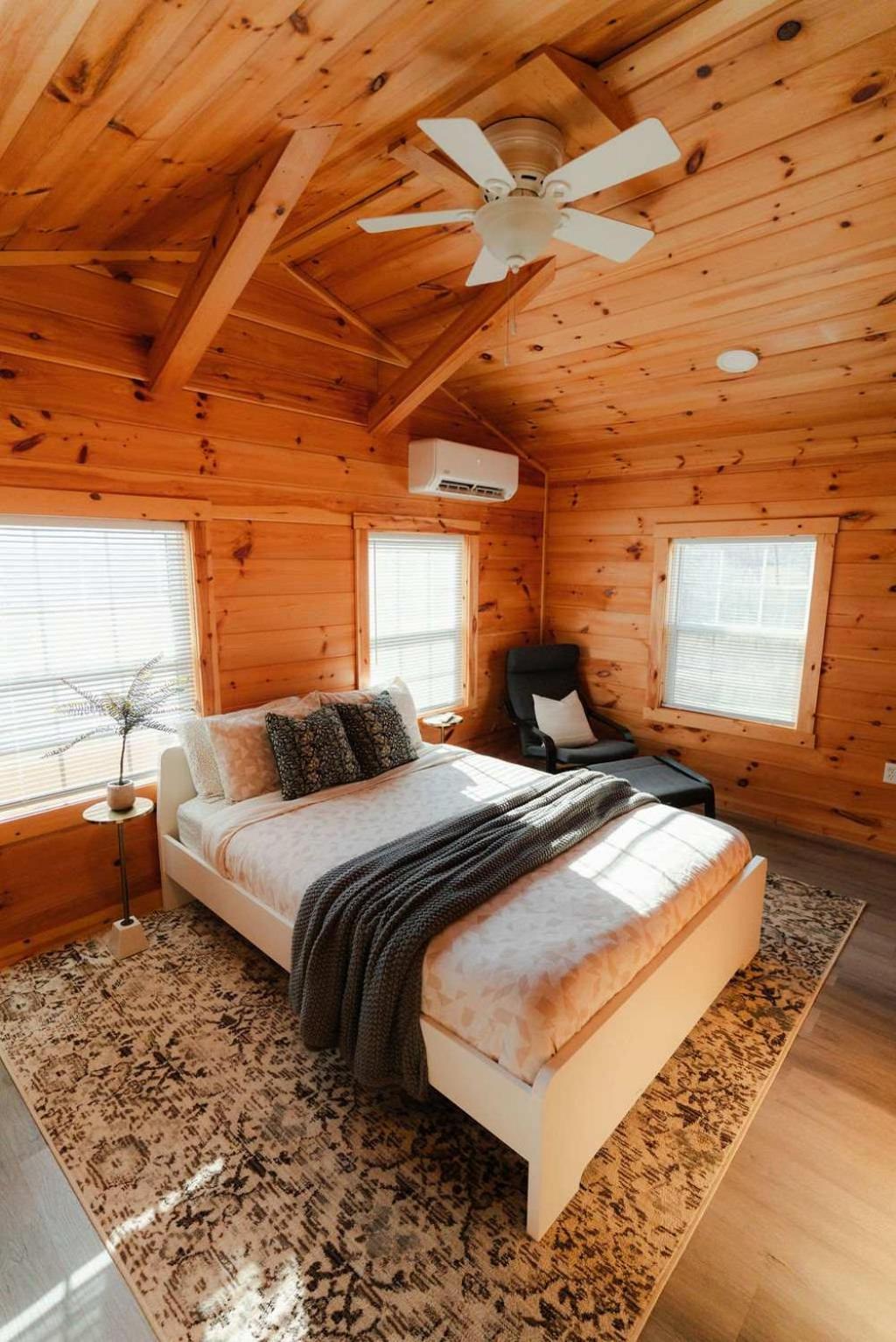 Cedar Wrapped Cozy Villa Cabin - 4 miles from Trails