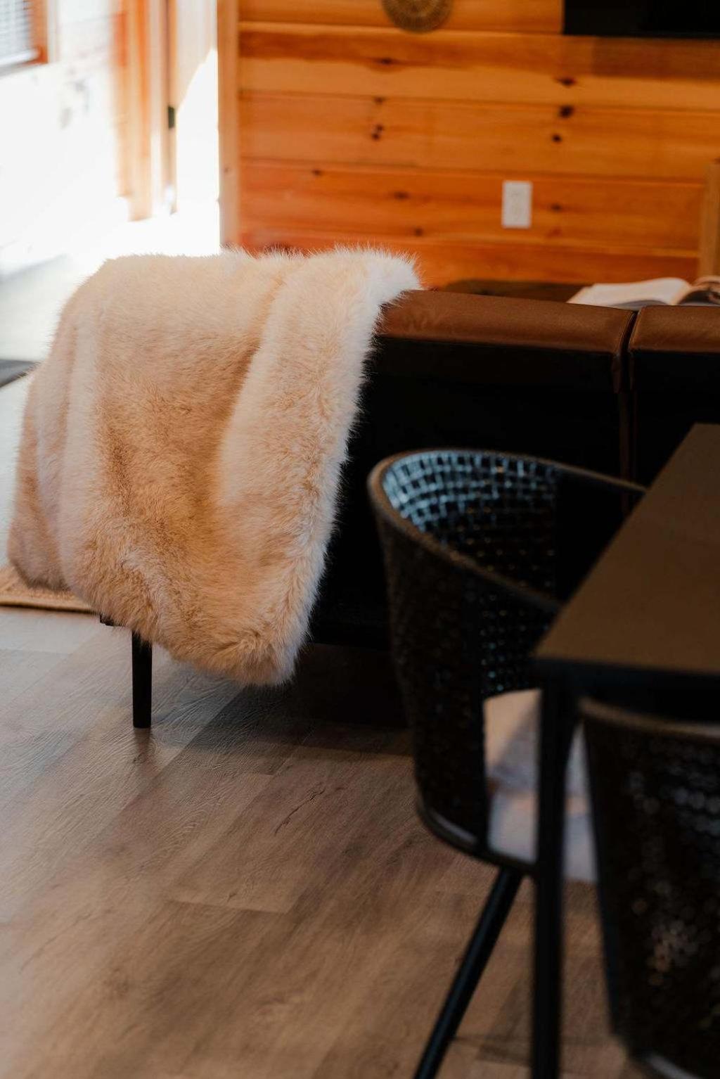 Cedar Wrapped Cozy Villa Cabin - 4 miles from Trails