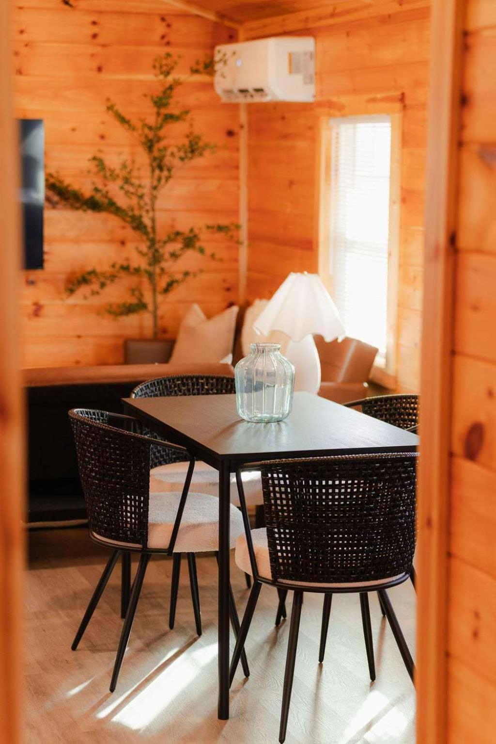 Cedar Wrapped Cozy Villa Cabin - 4 miles from Trails