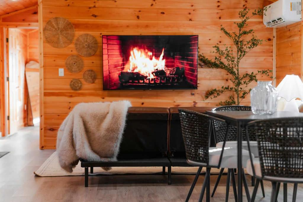Cedar Wrapped Cozy Villa Cabin - 4 miles from Trails