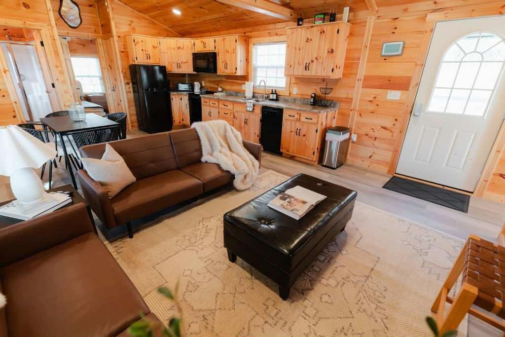 Cedar Wrapped Cozy Villa Cabin - 4 miles from Trails
