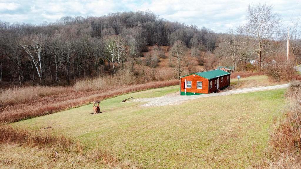 Cedar Wrapped Cozy Villa Cabin - 4 miles from Trails