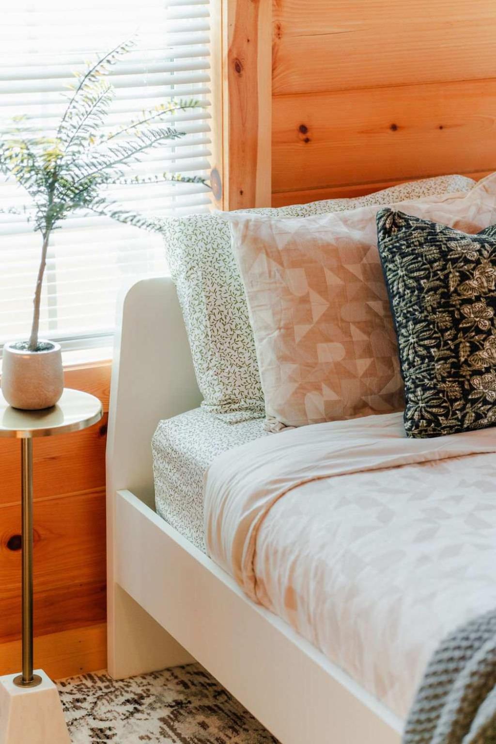 Cedar Wrapped Cozy Villa Cabin - 4 miles from Trails