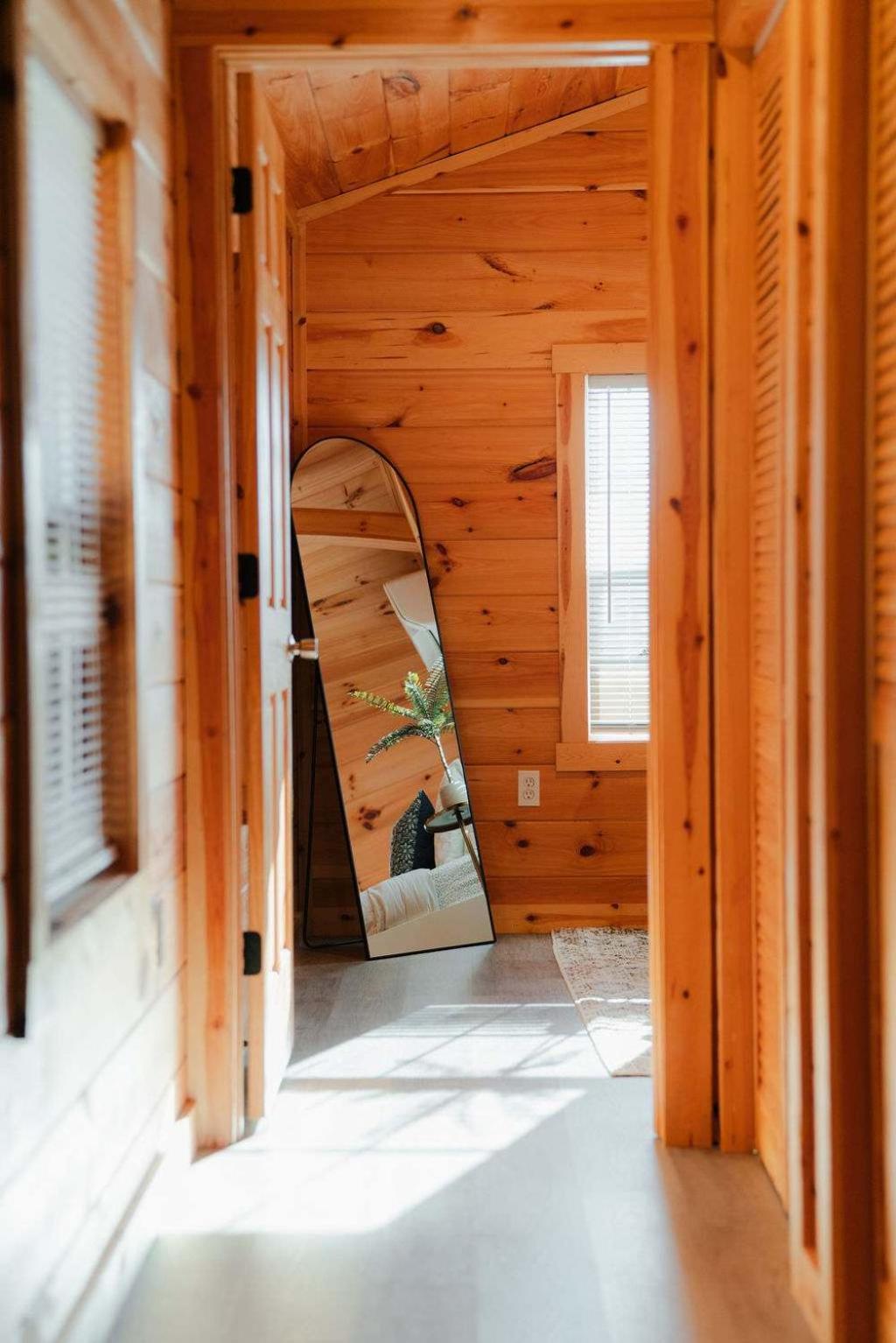 Cedar Wrapped Cozy Villa Cabin - 4 miles from Trails