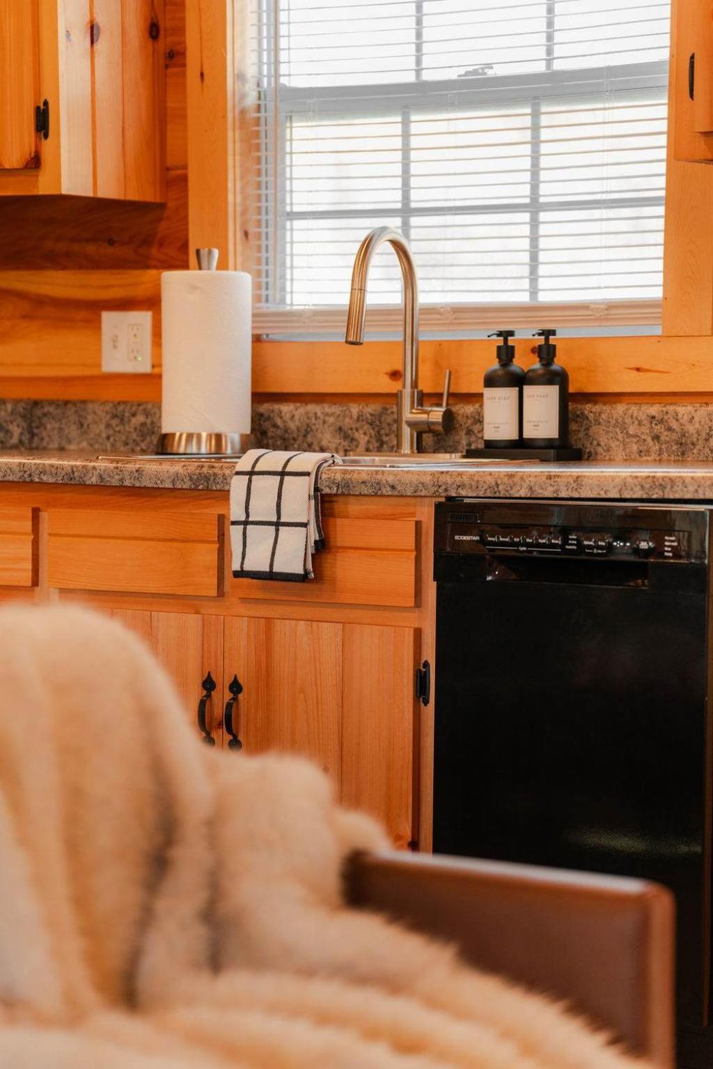 Cedar Wrapped Cozy Villa Cabin - 4 miles from Trails