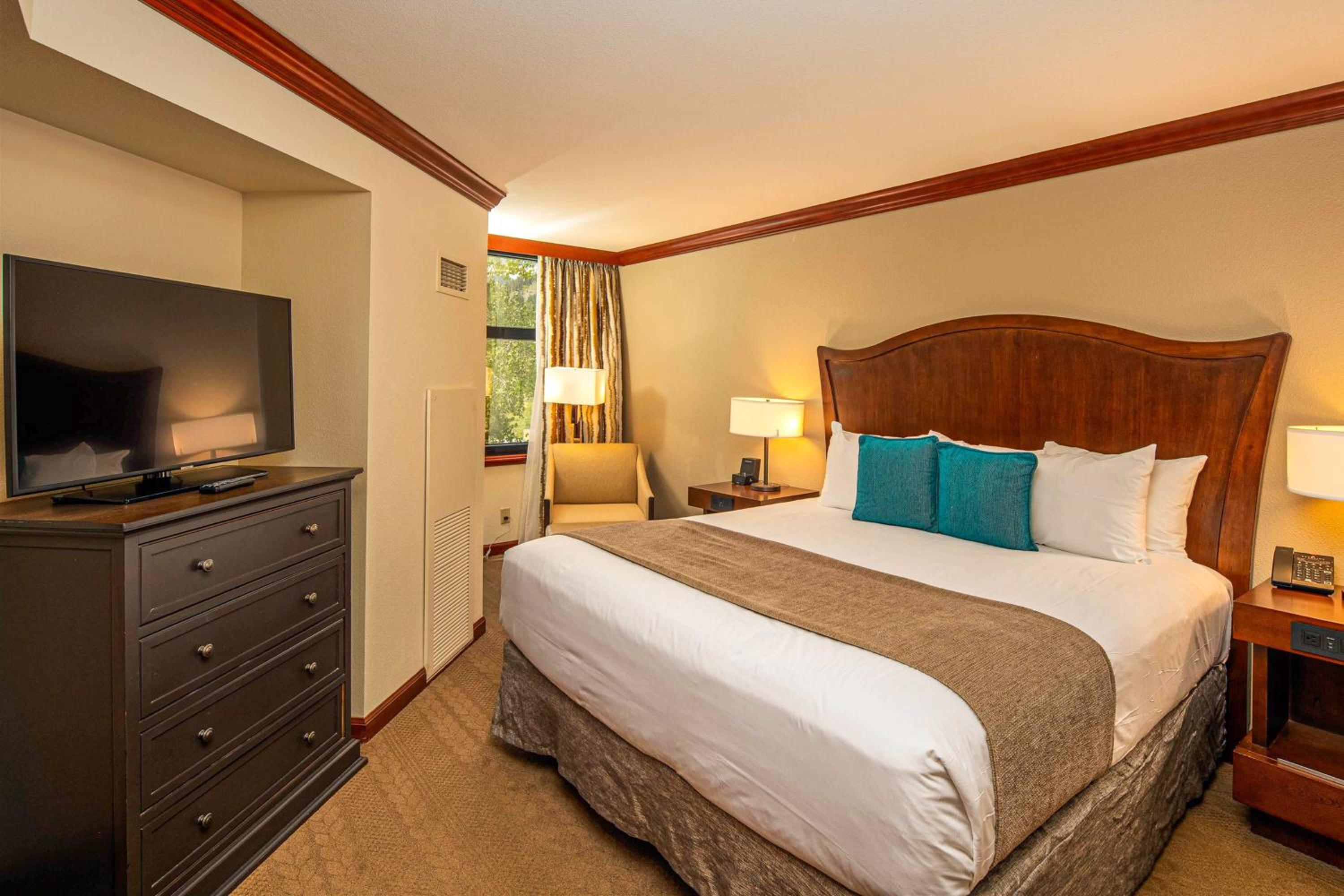Luxe North Lake Tahoe Getaway in Everline Resort!