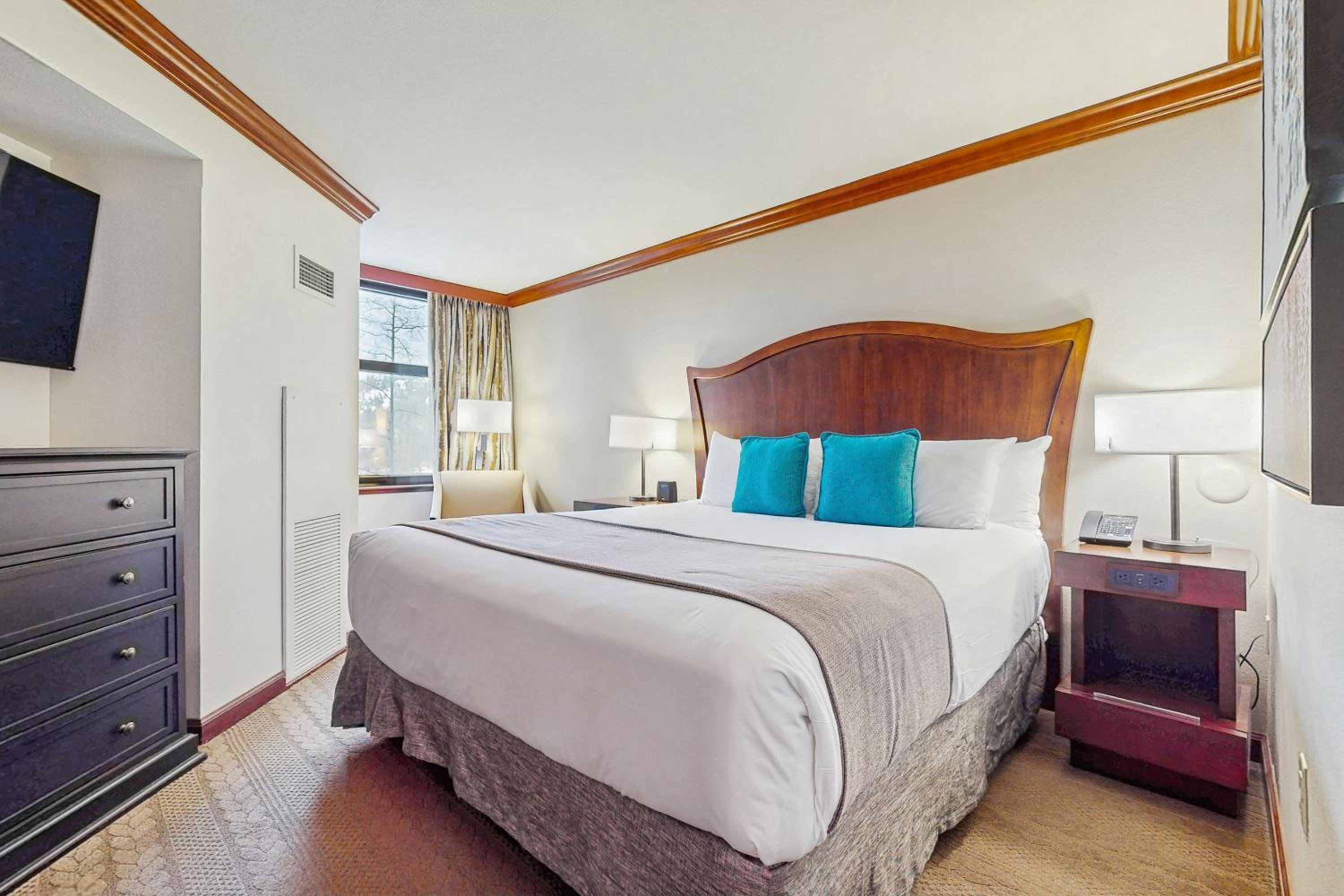 Luxe North Lake Tahoe Getaway in Everline Resort!
