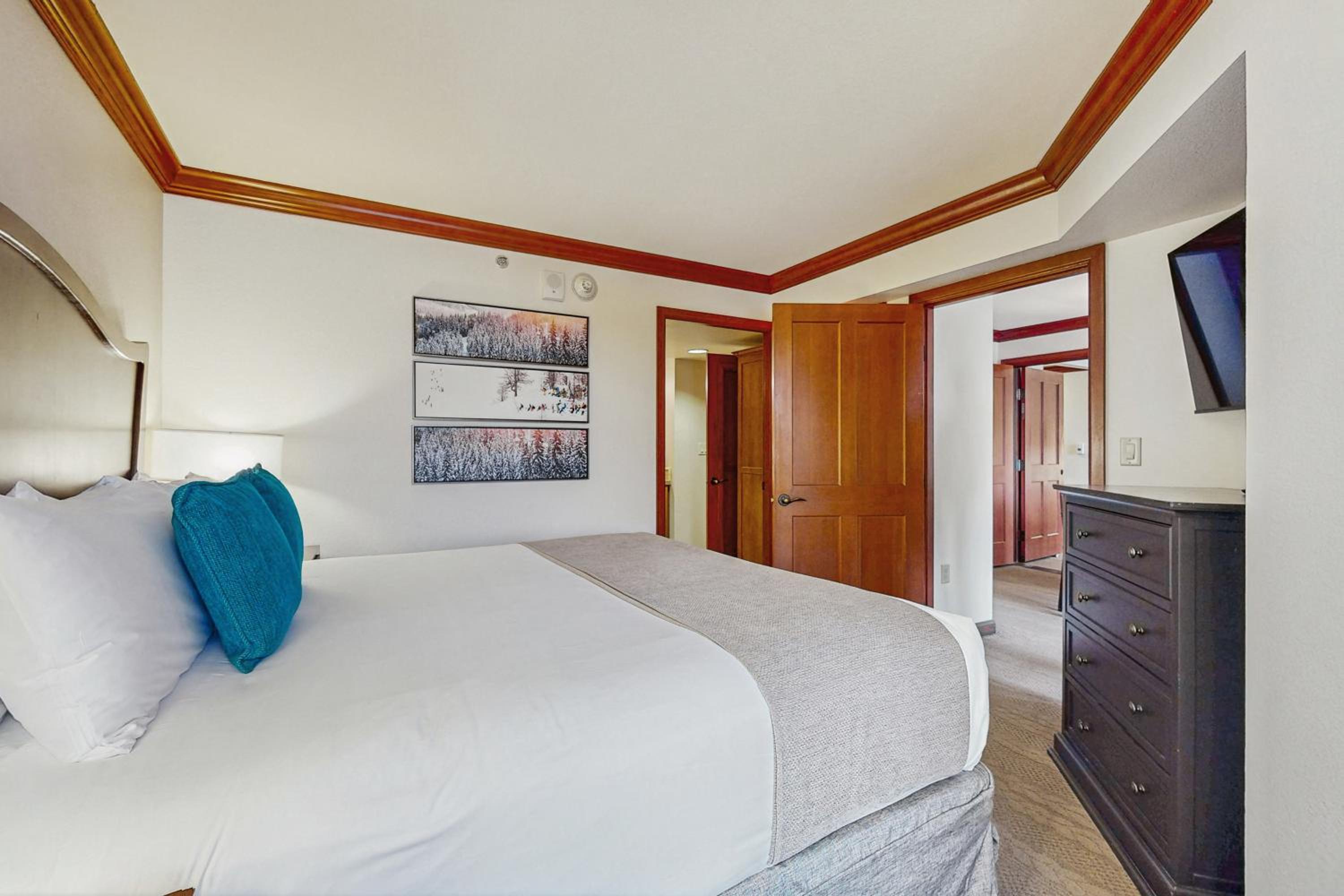Luxe North Lake Tahoe Getaway in Everline Resort!