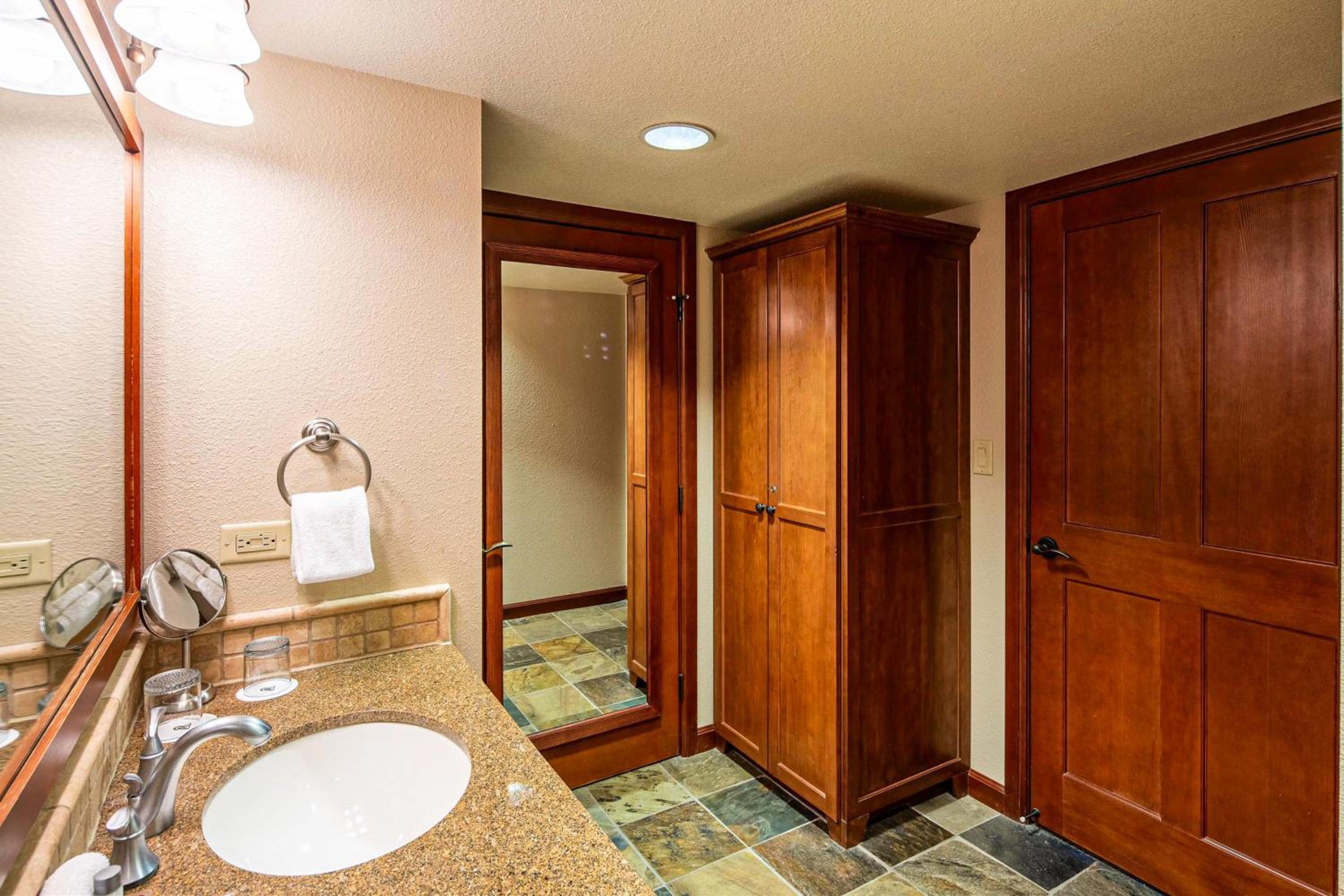 Luxe North Lake Tahoe Getaway in Everline Resort!