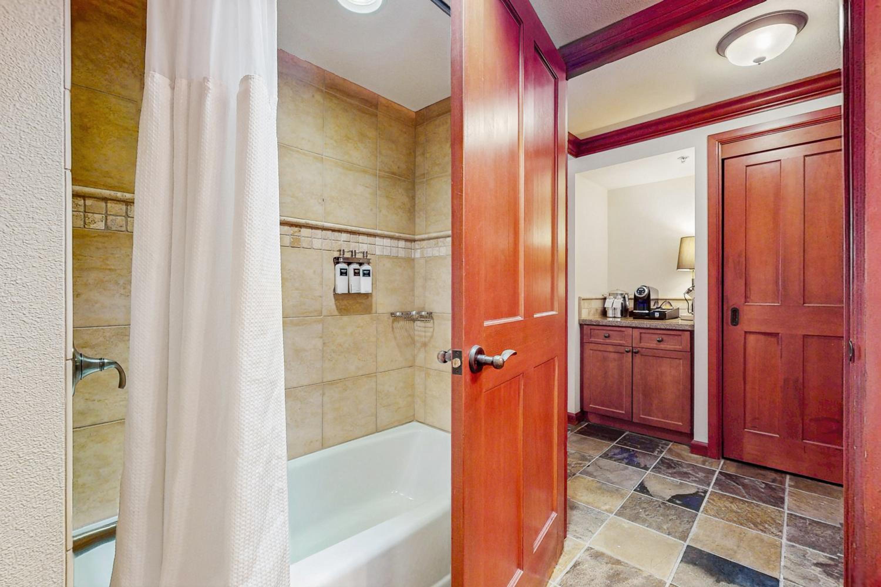 Luxe North Lake Tahoe Getaway in Everline Resort!