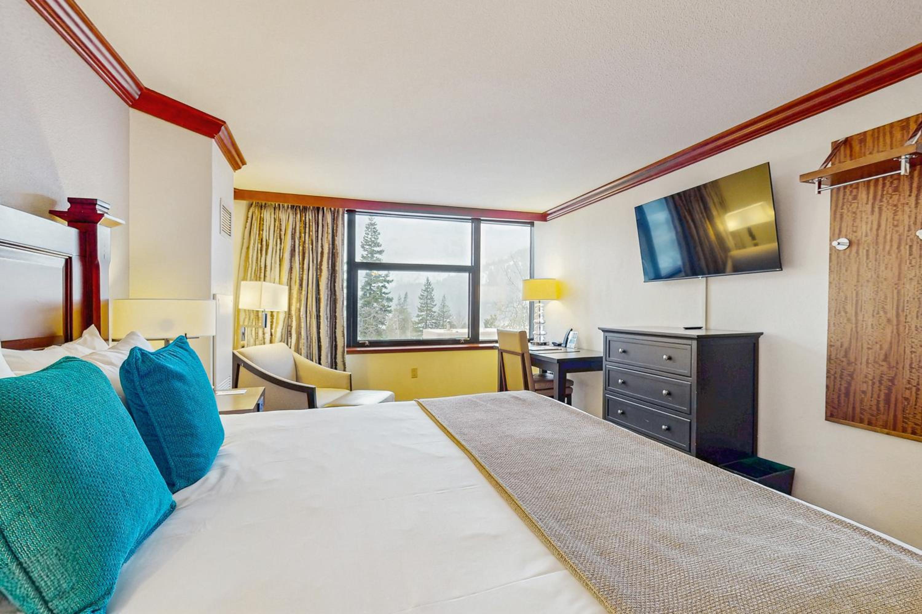 Luxe North Lake Tahoe Getaway in Everline Resort!