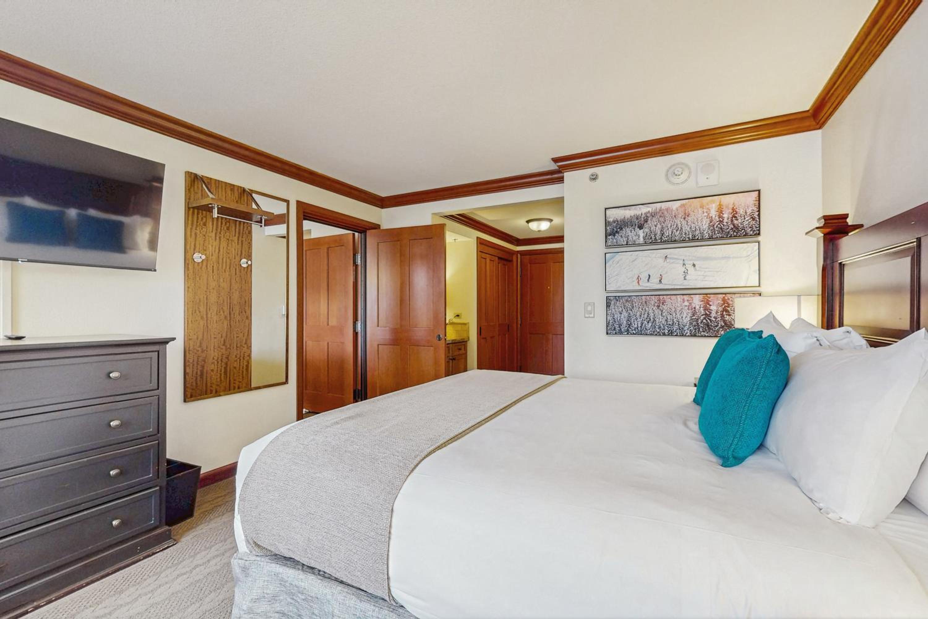 Luxe North Lake Tahoe Getaway in Everline Resort!