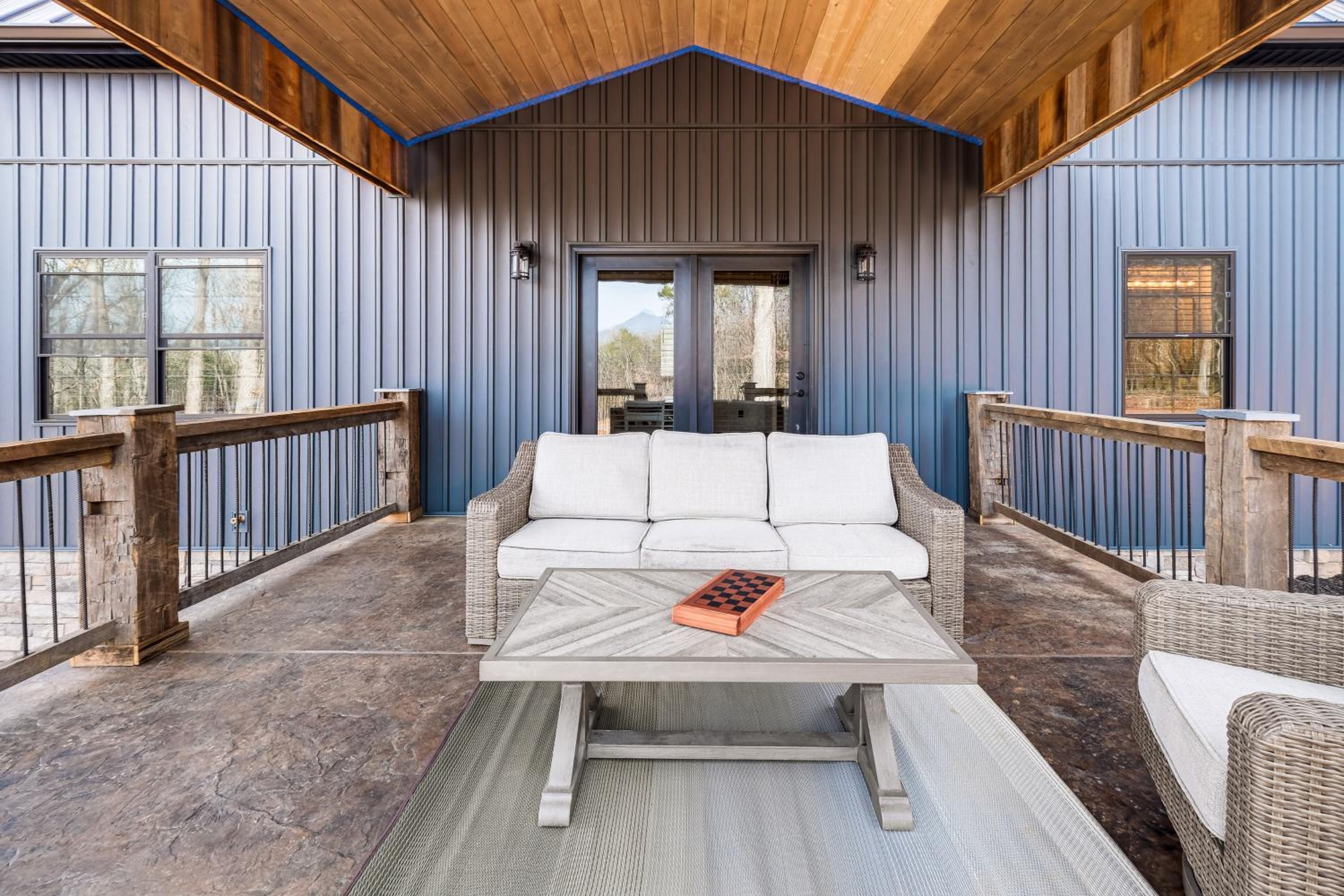 Serene Couples Getaway with Mtn Views in Bedford!