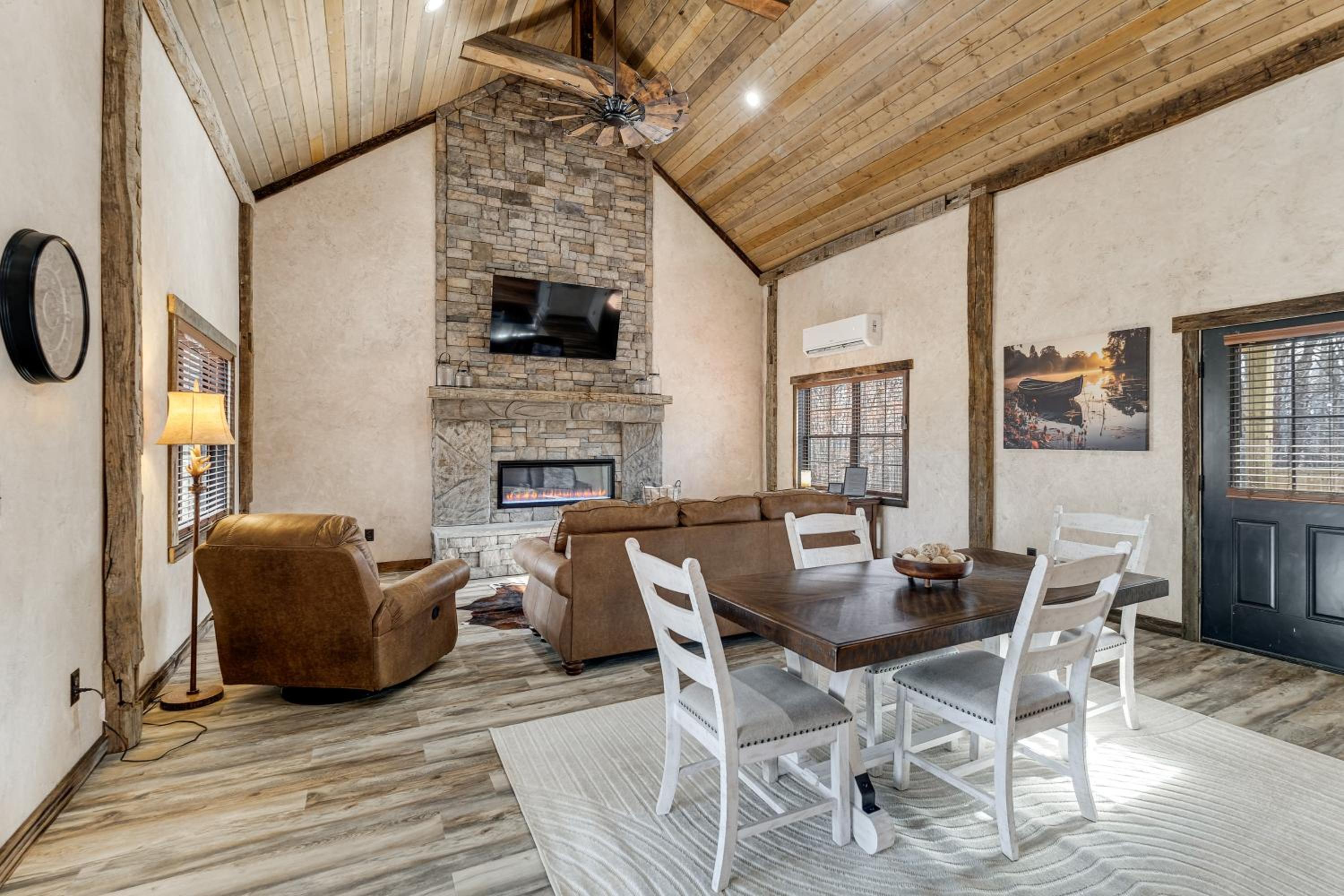 Serene Couples Getaway with Mtn Views in Bedford!
