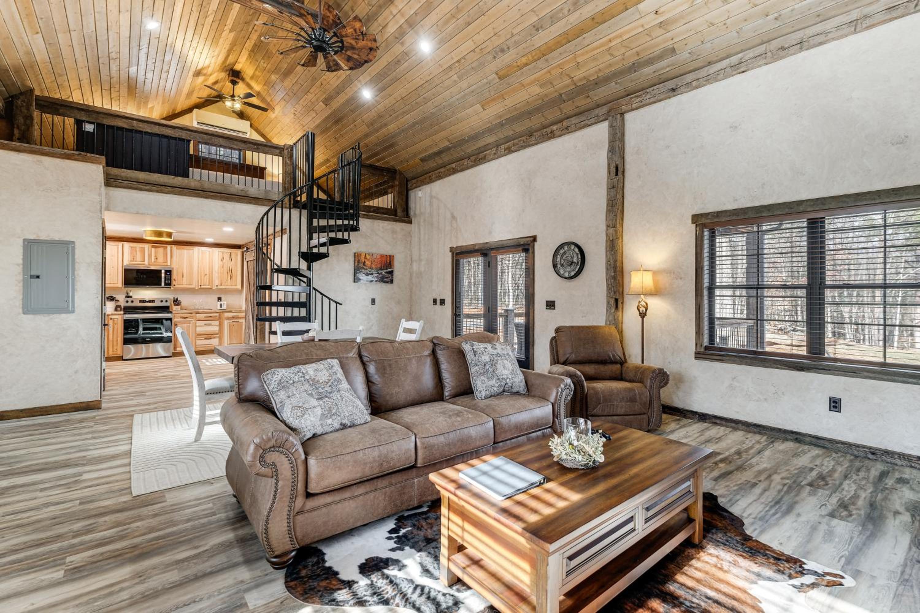Serene Couples Getaway with Mtn Views in Bedford!