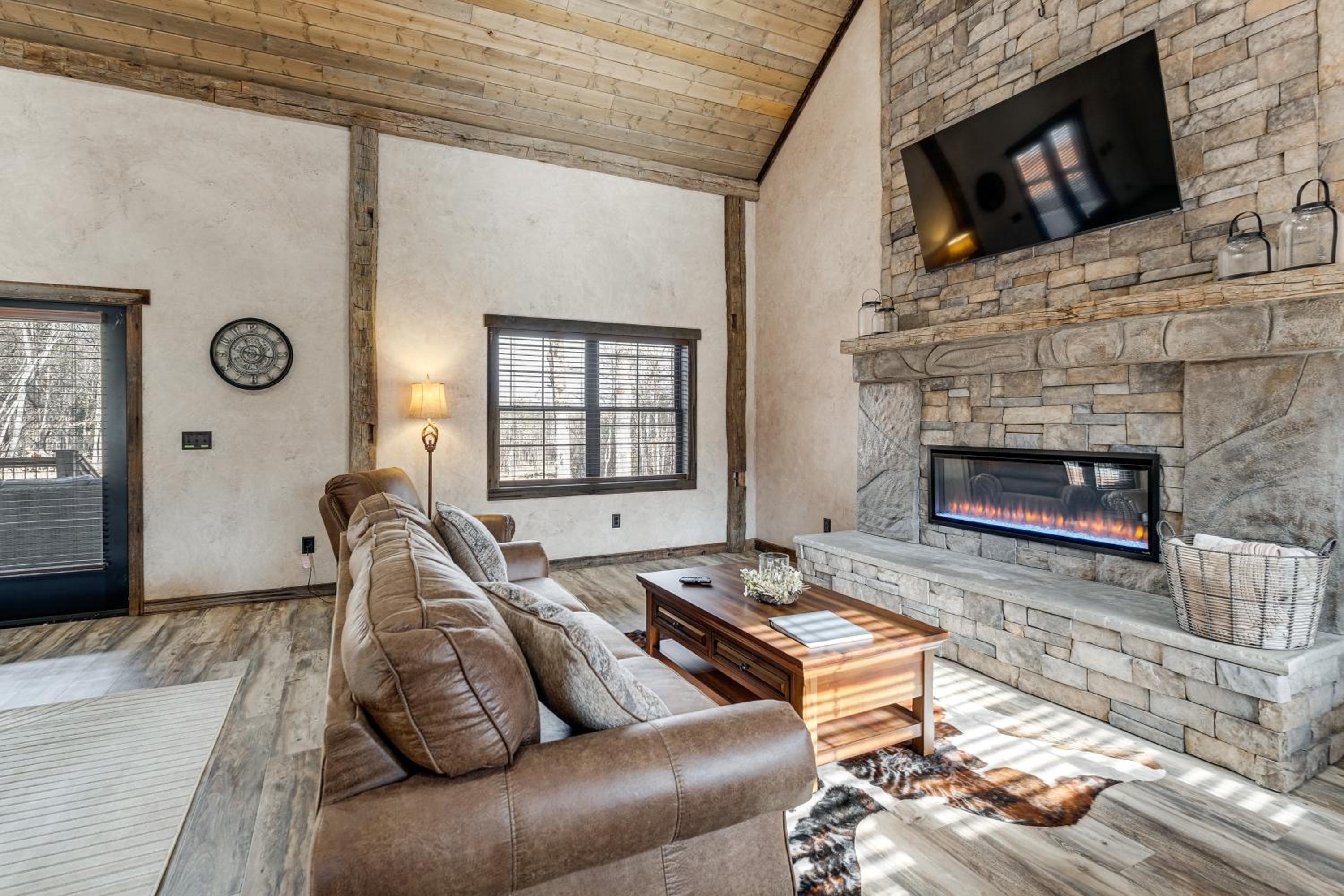 Serene Couples Getaway with Mtn Views in Bedford!