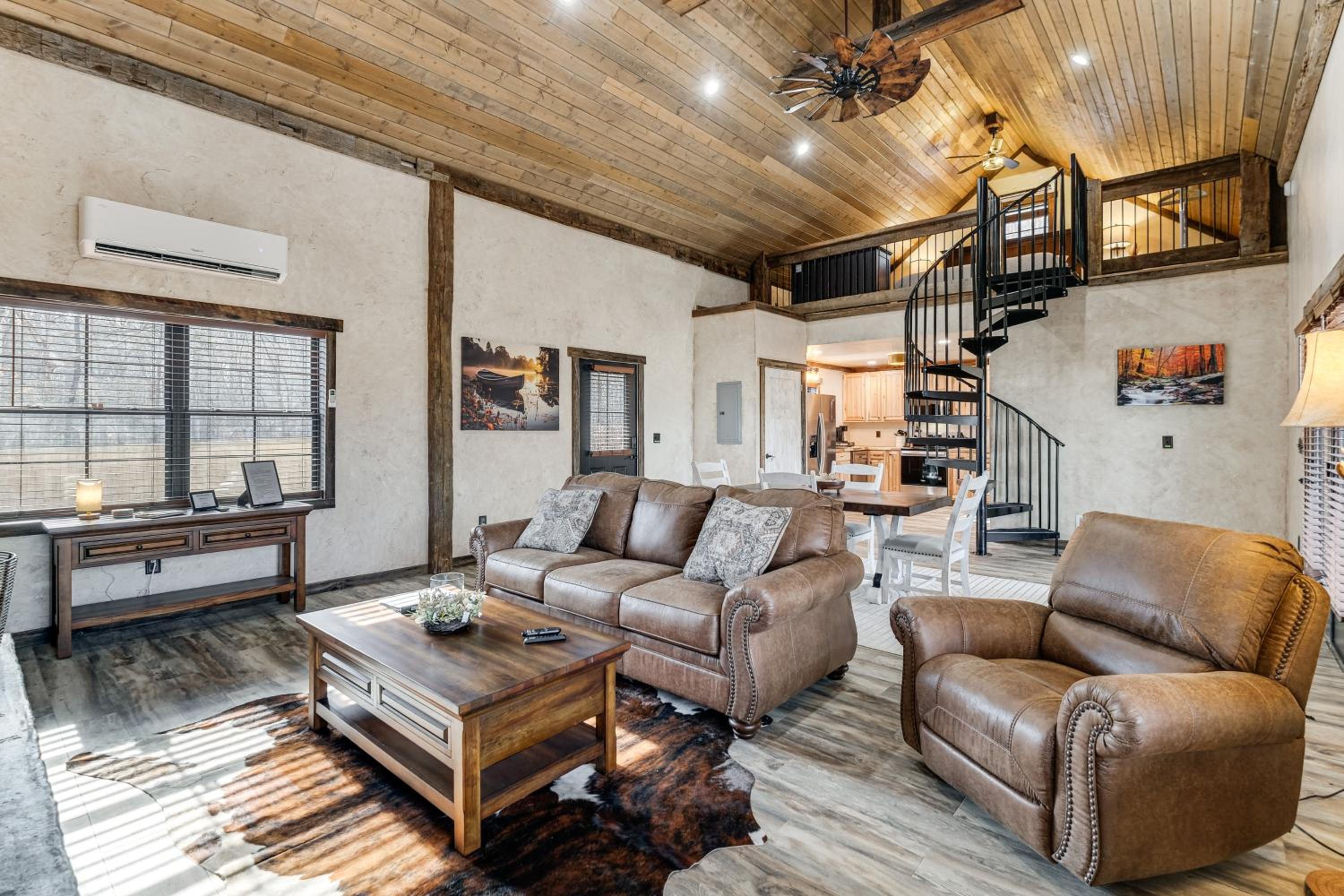 Serene Couples Getaway with Mtn Views in Bedford!