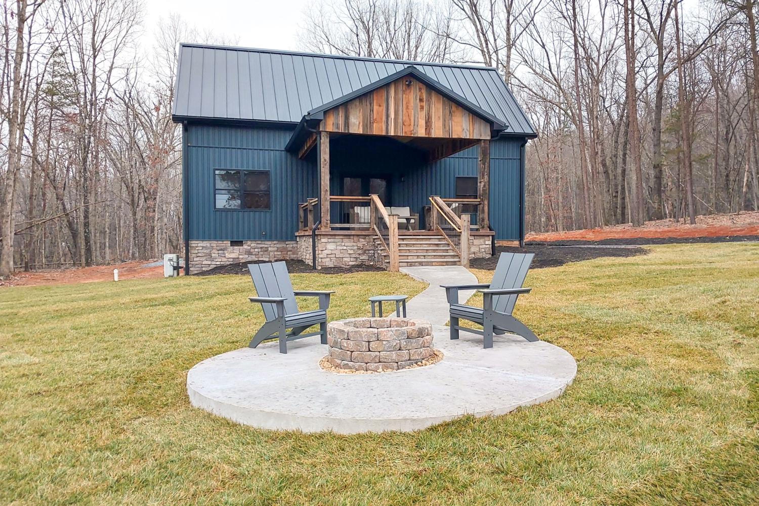 Serene Couples Getaway with Mtn Views in Bedford!