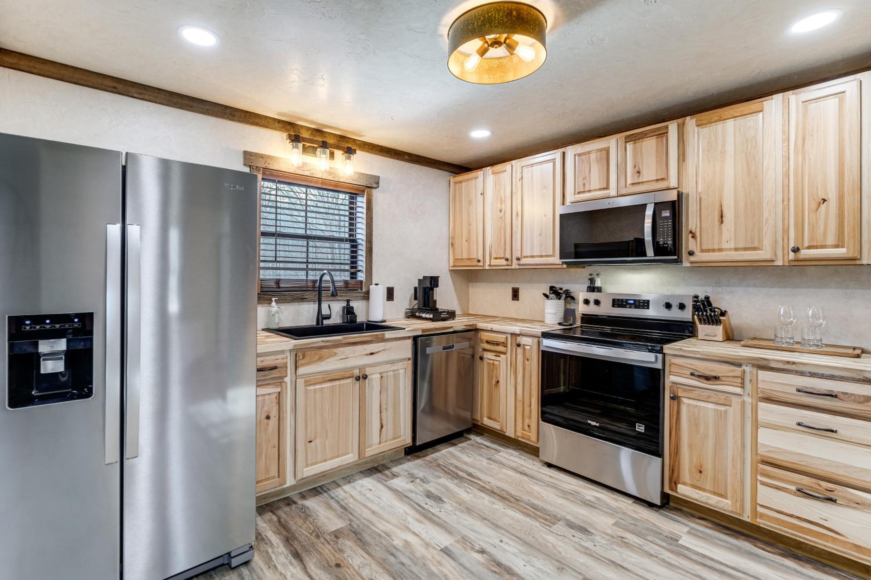 Serene Couples Getaway with Mtn Views in Bedford!