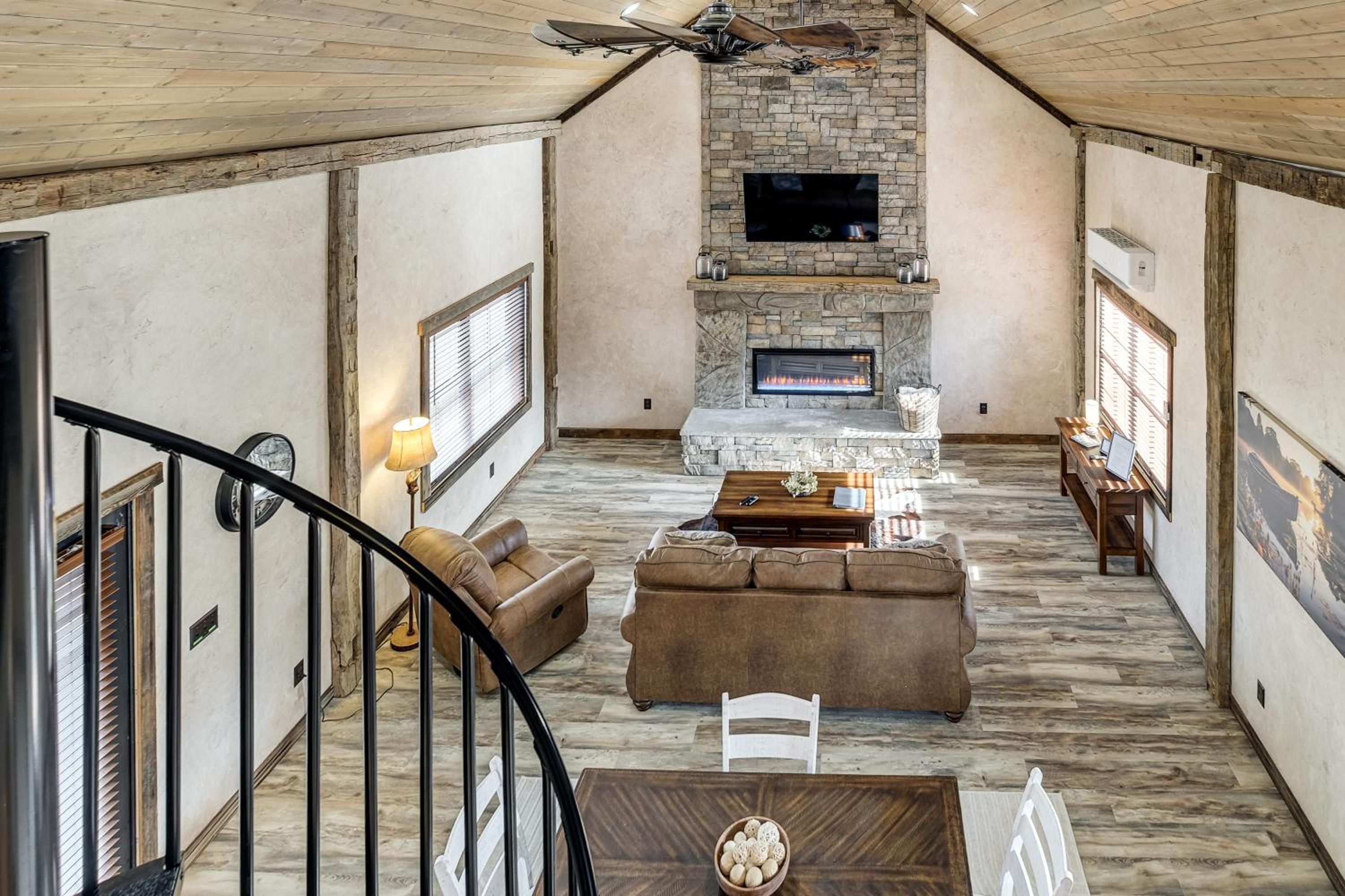 Serene Couples Getaway with Mtn Views in Bedford!