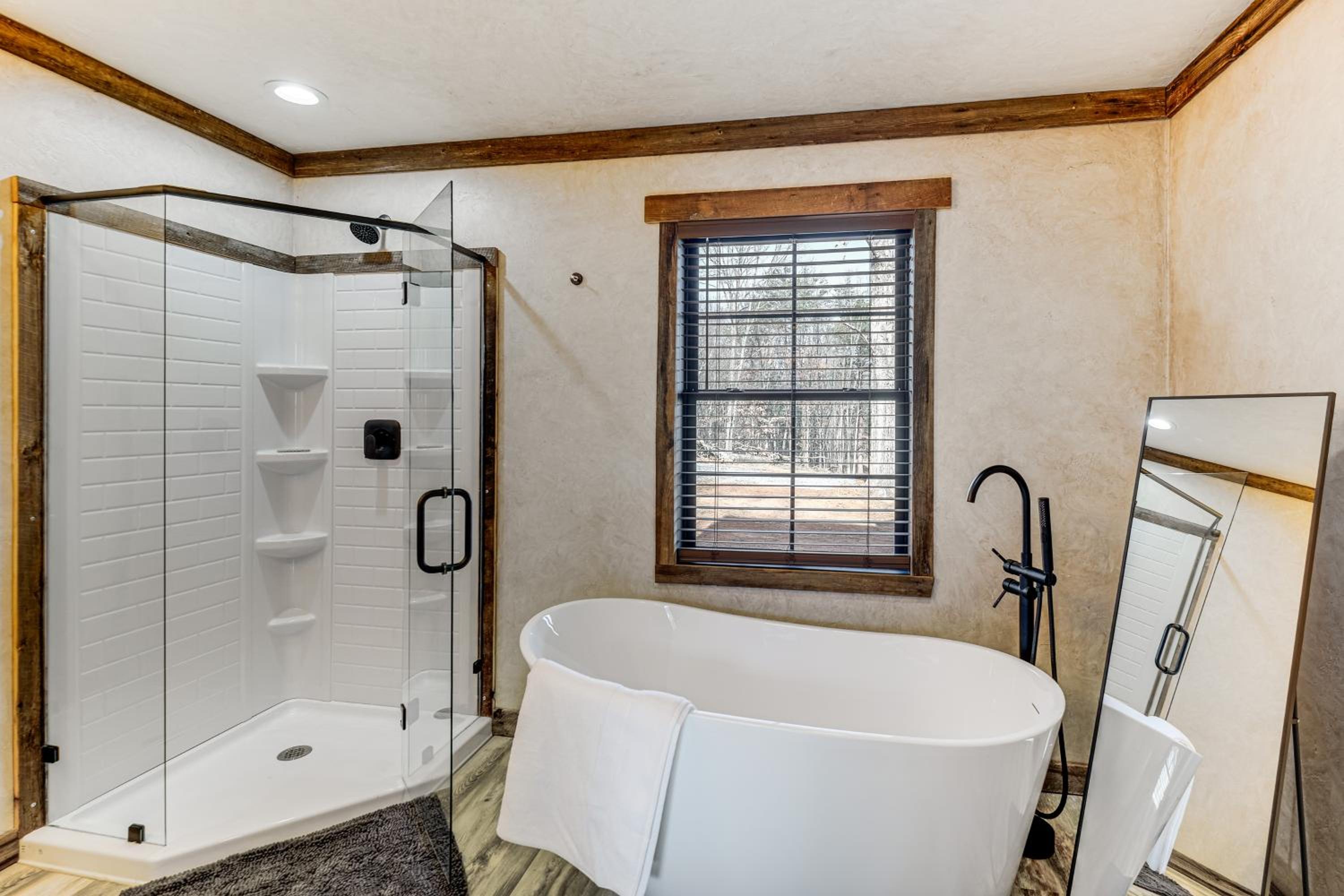 Serene Couples Getaway with Mtn Views in Bedford!