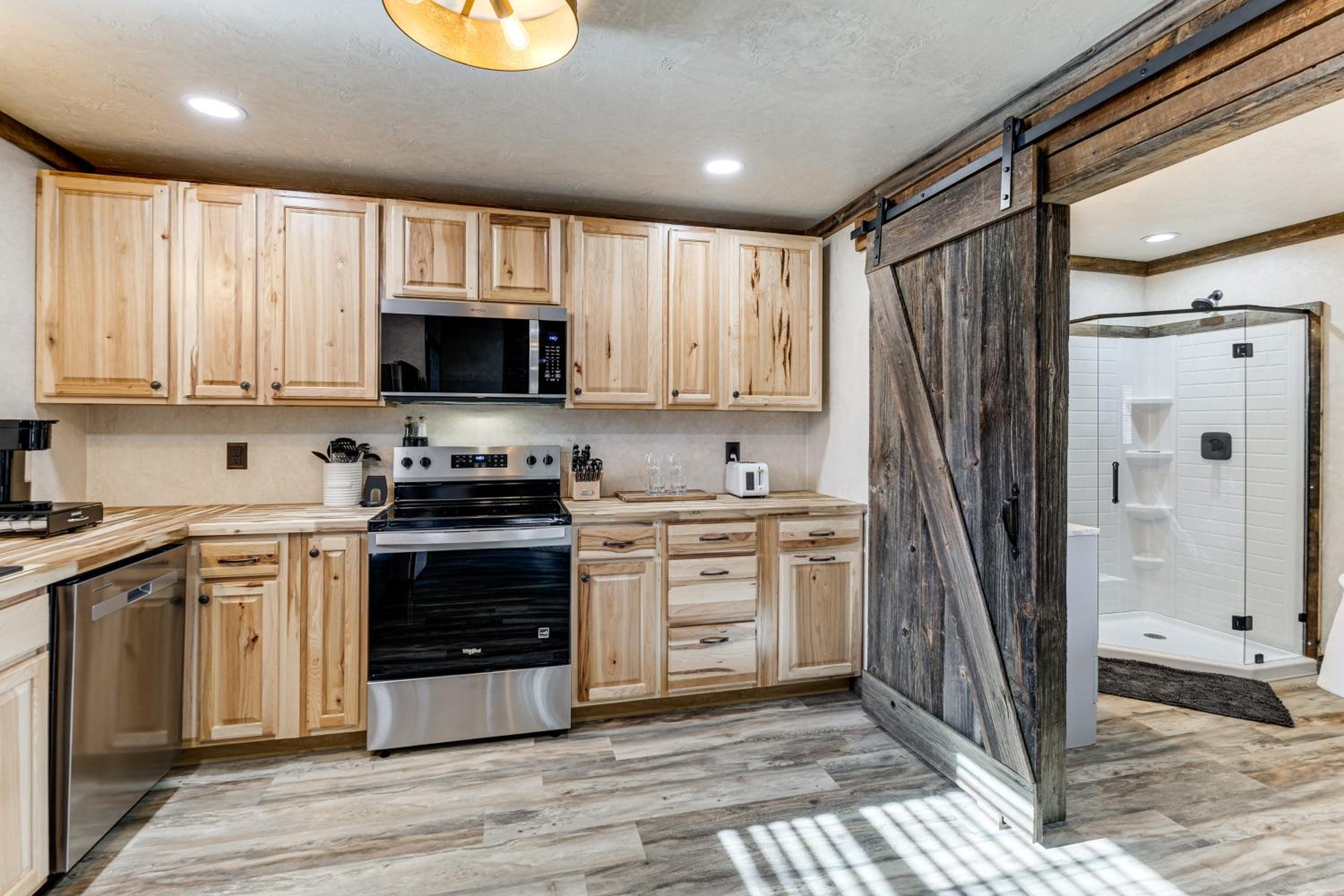 Serene Couples Getaway with Mtn Views in Bedford!