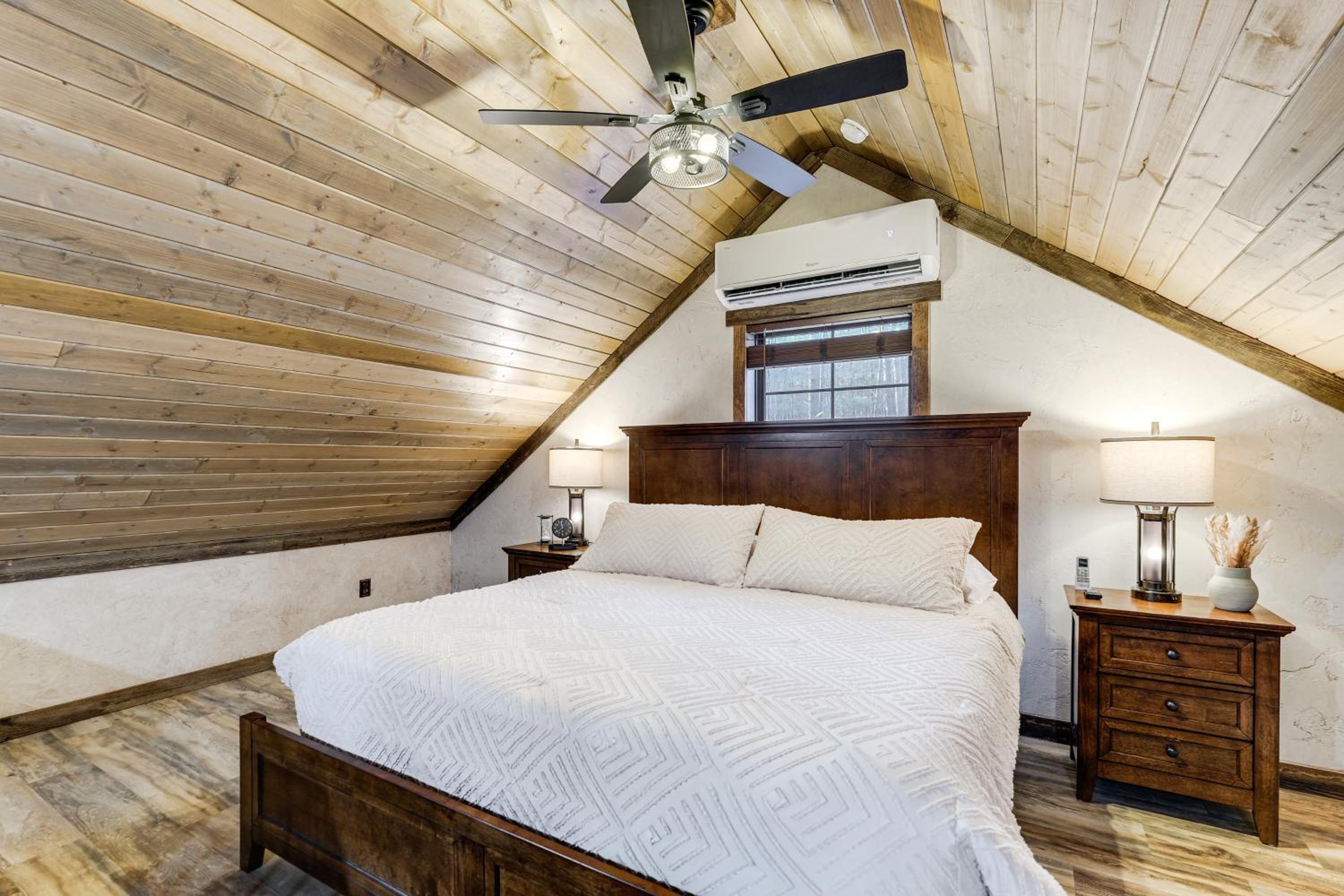 Serene Couples Getaway with Mtn Views in Bedford!