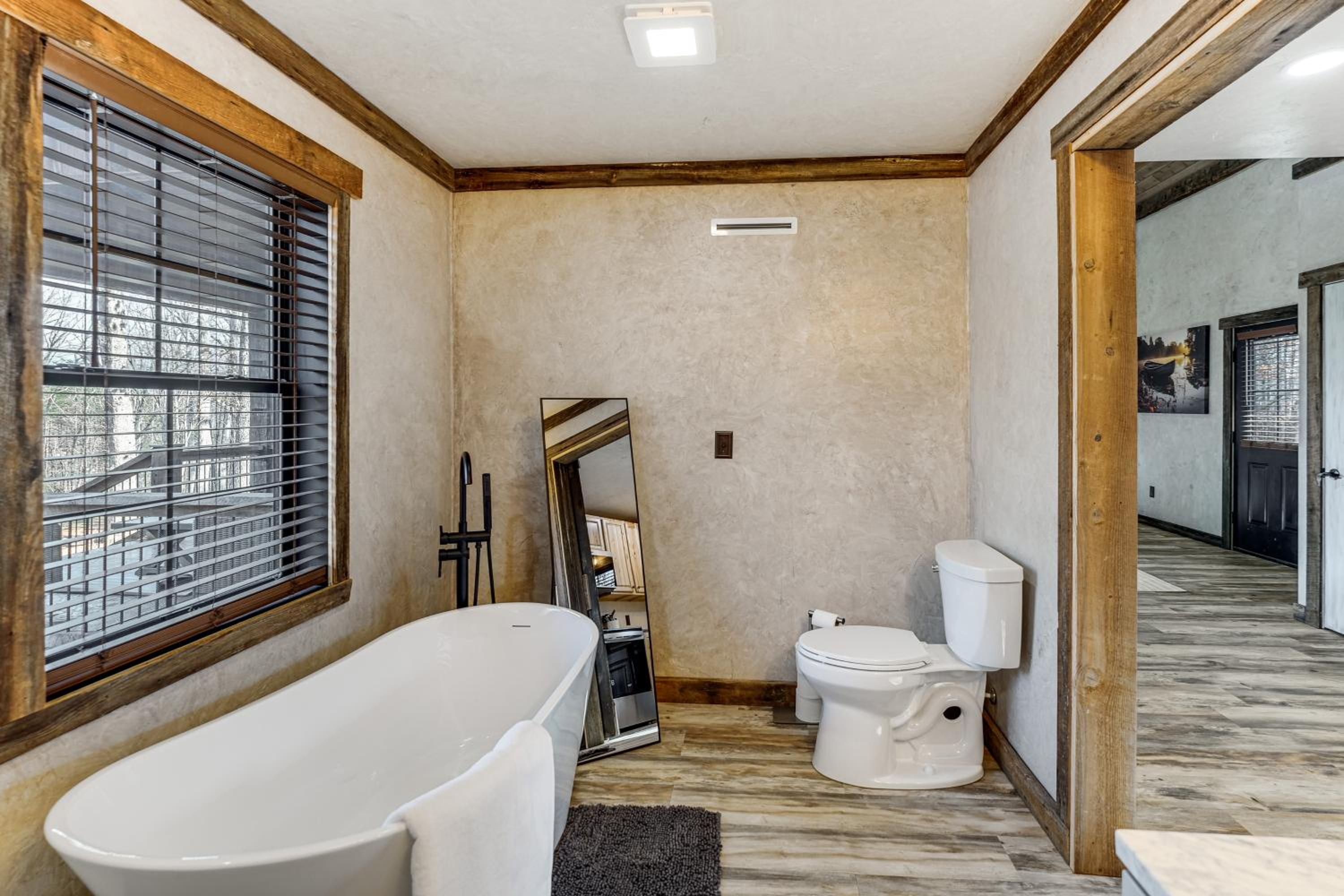 Serene Couples Getaway with Mtn Views in Bedford!