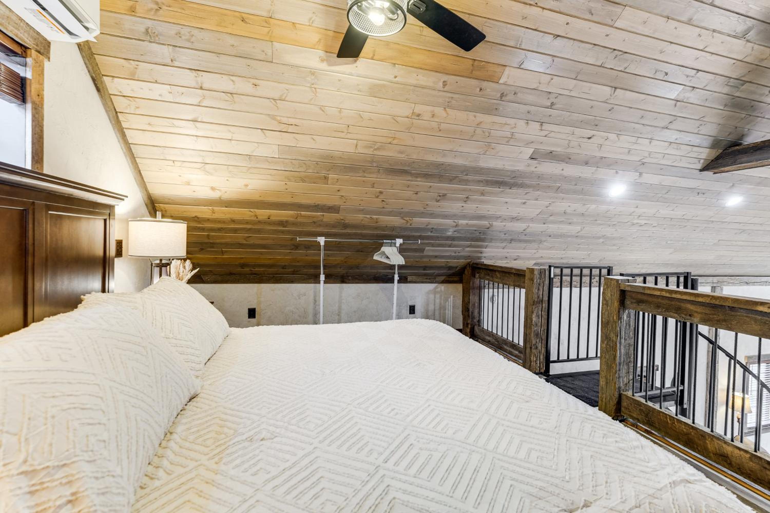 Serene Couples Getaway with Mtn Views in Bedford!